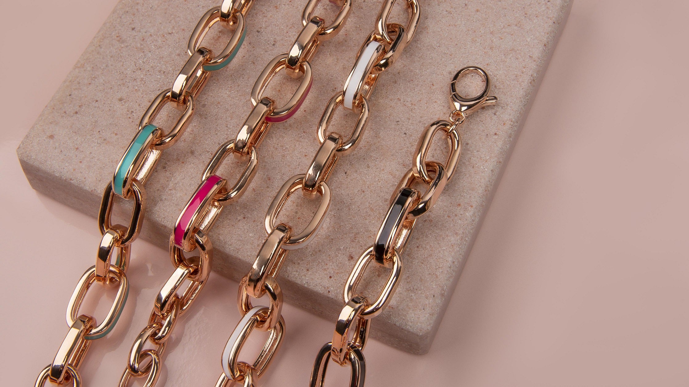 Bracciale baciamano e bracciale tennis: significato e storia