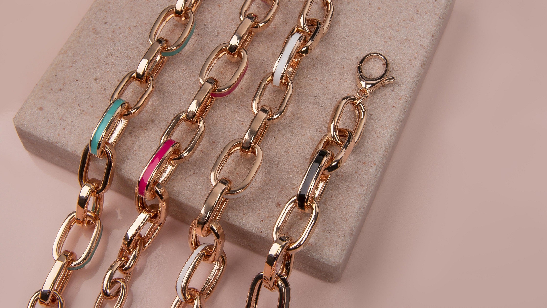 Bracciale baciamano e bracciale tennis: significato e storia