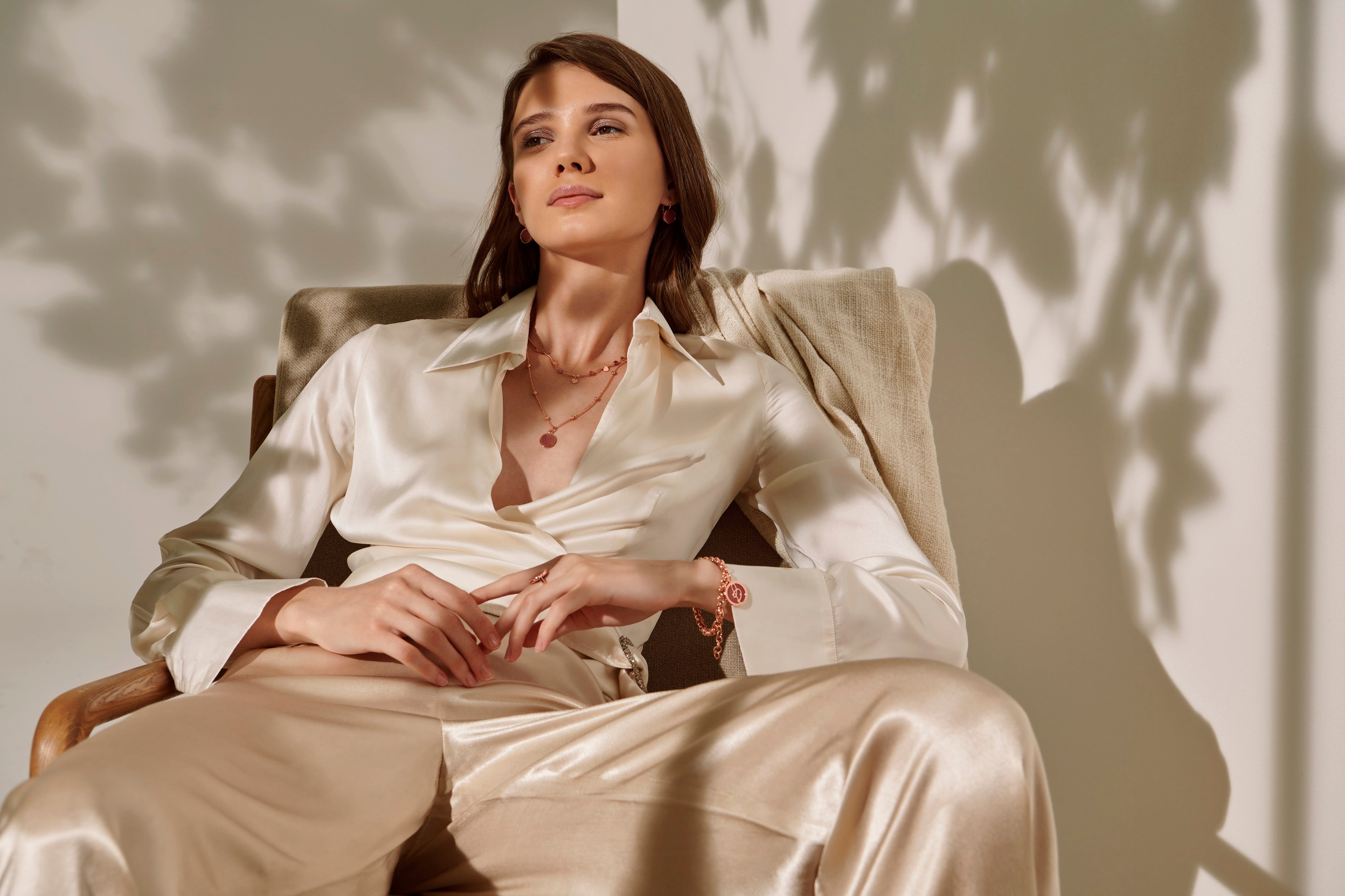 Come abbinare le collane ai vestiti con altri gioielli