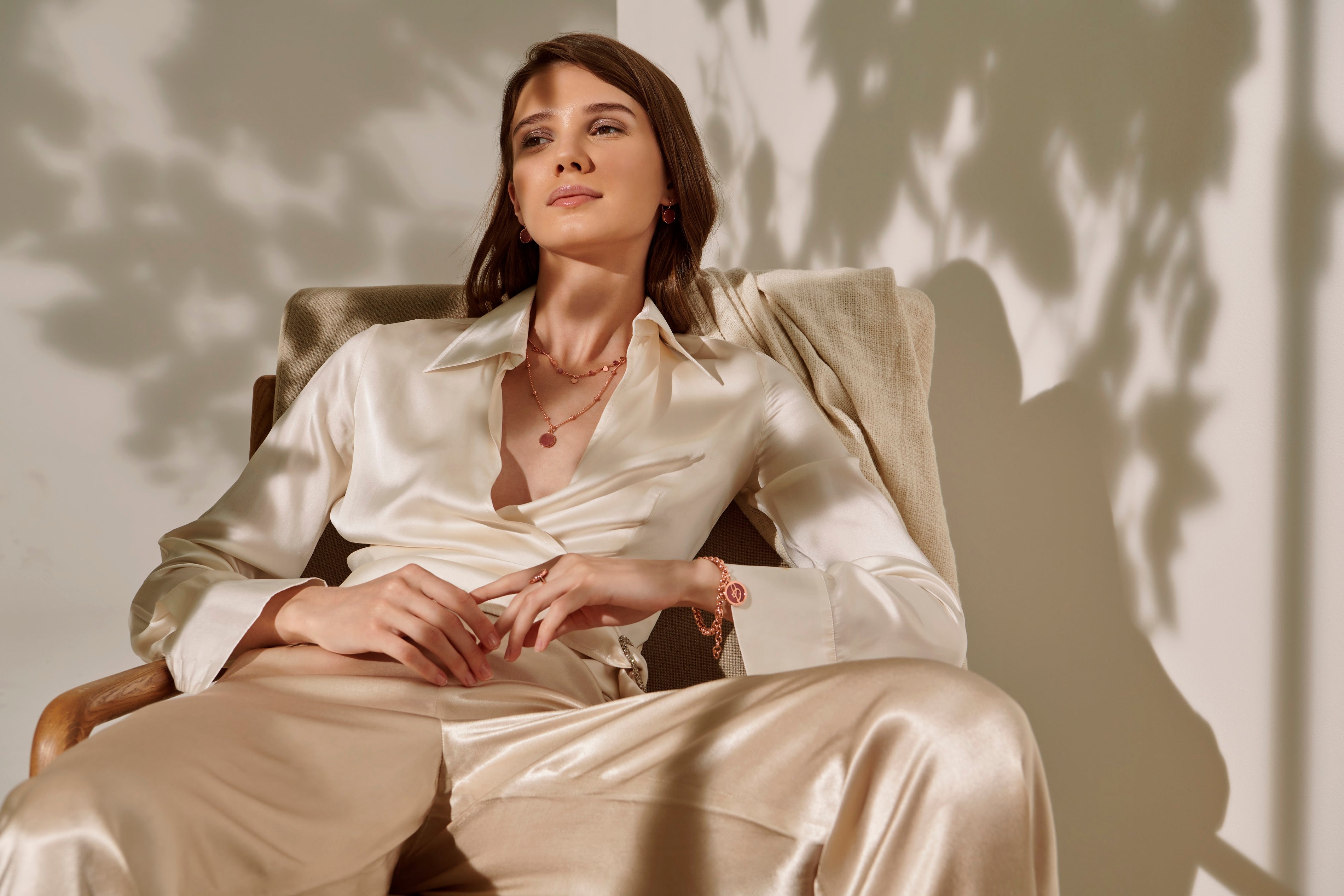 Come abbinare le collane ai vestiti con altri gioielli