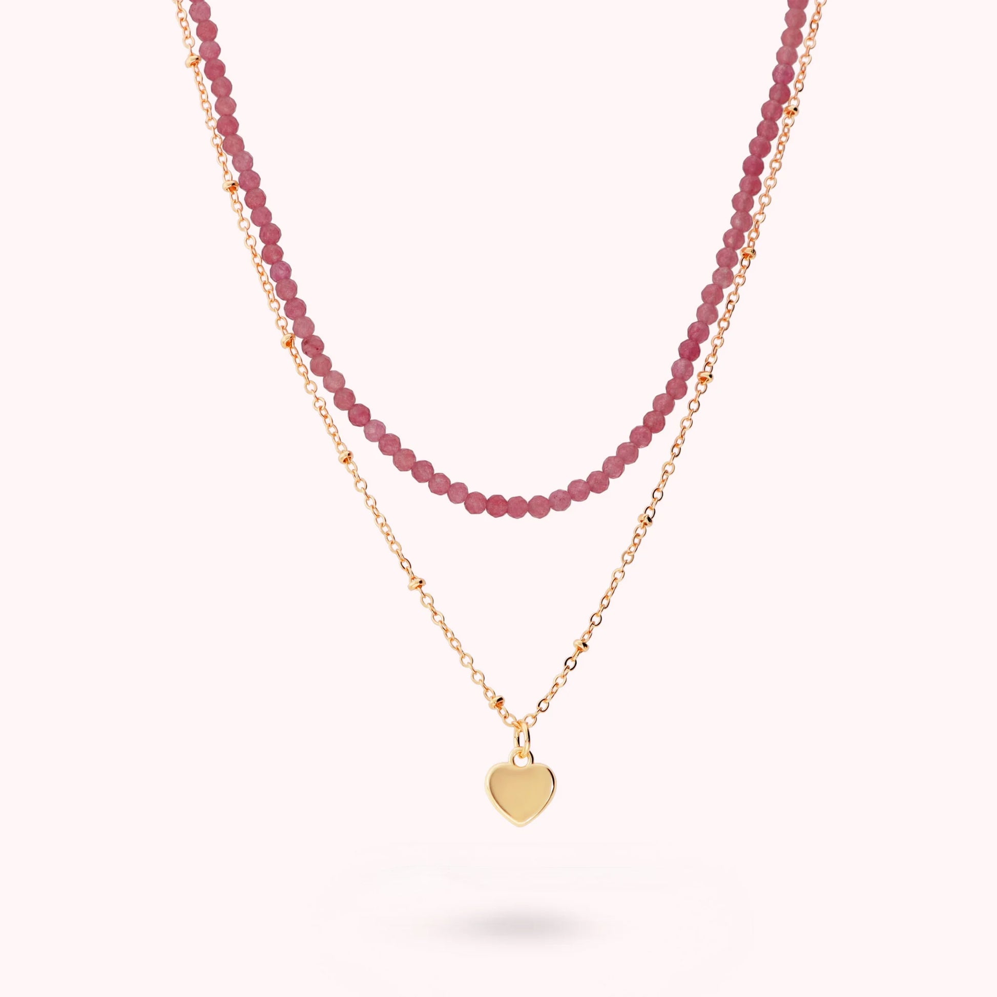 Mehrsträngige goldene Kette mit Herzanhänger und Natursteinen