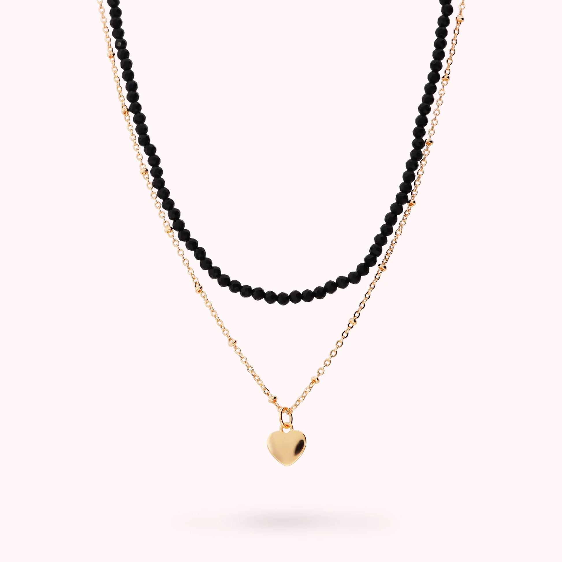Mehrsträngige goldene Kette mit Herzanhänger und Natursteinen