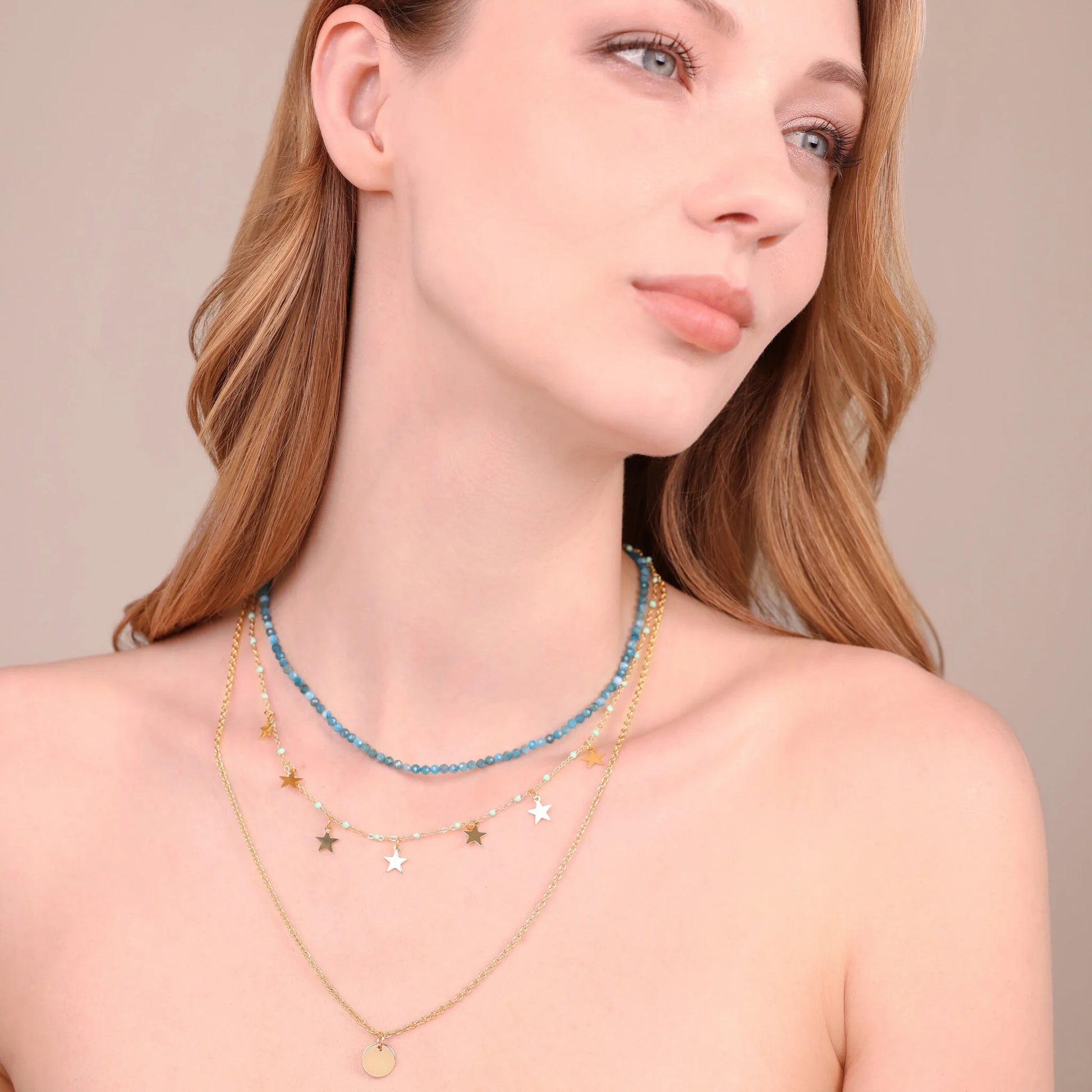Collier multifils doré avec pendentifs étoile et pierres naturelles