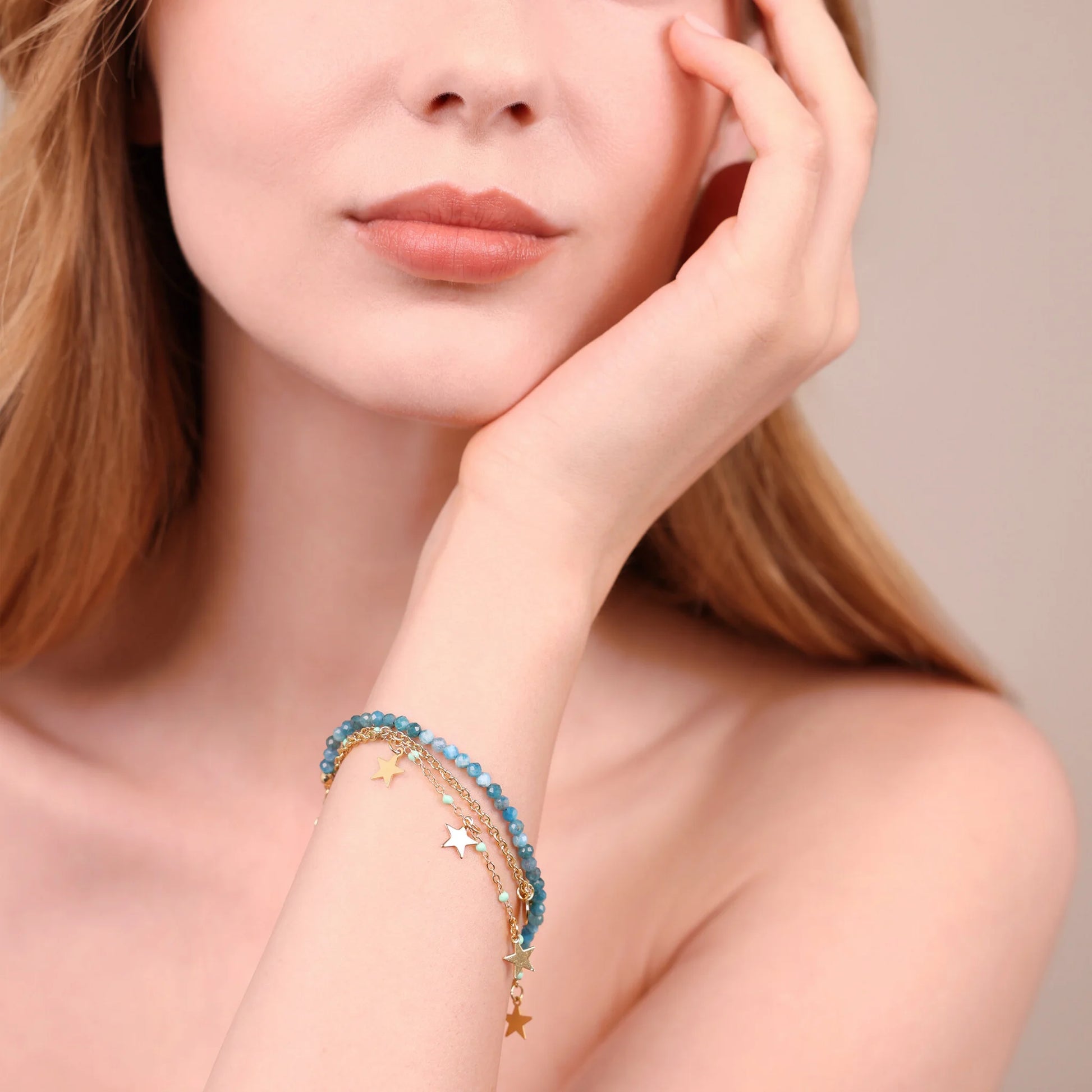 Bracelet Multi-fils Doré avec Pendentifs Étoiles et Pierres Naturelles