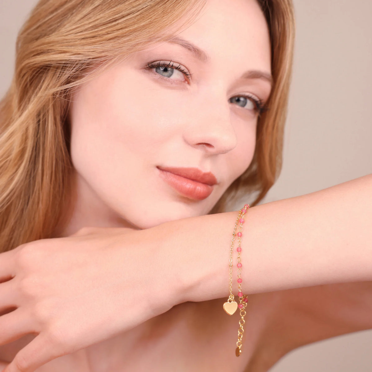 Mehrreihiges Golden-Rosenkranz-Armband mit Herzanhänger und Quarzit-Natursteinen
