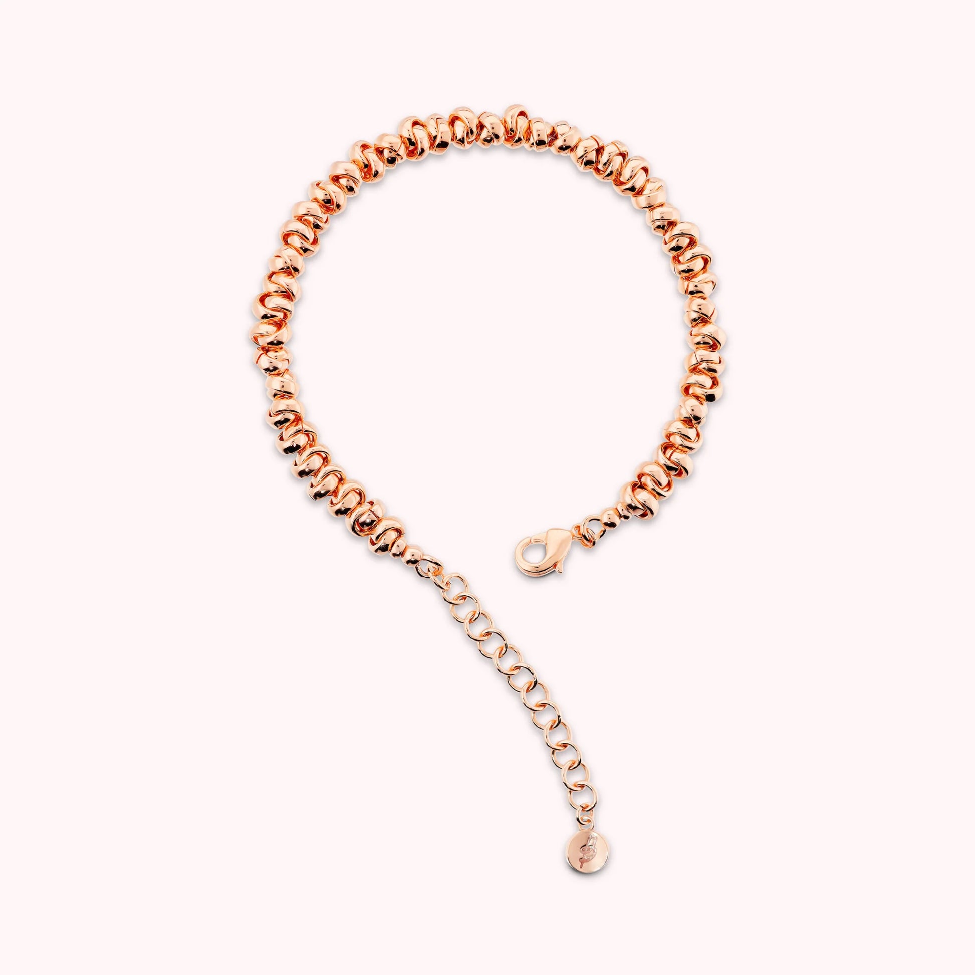 Armband mit glänzenden verflochtenen Ringen