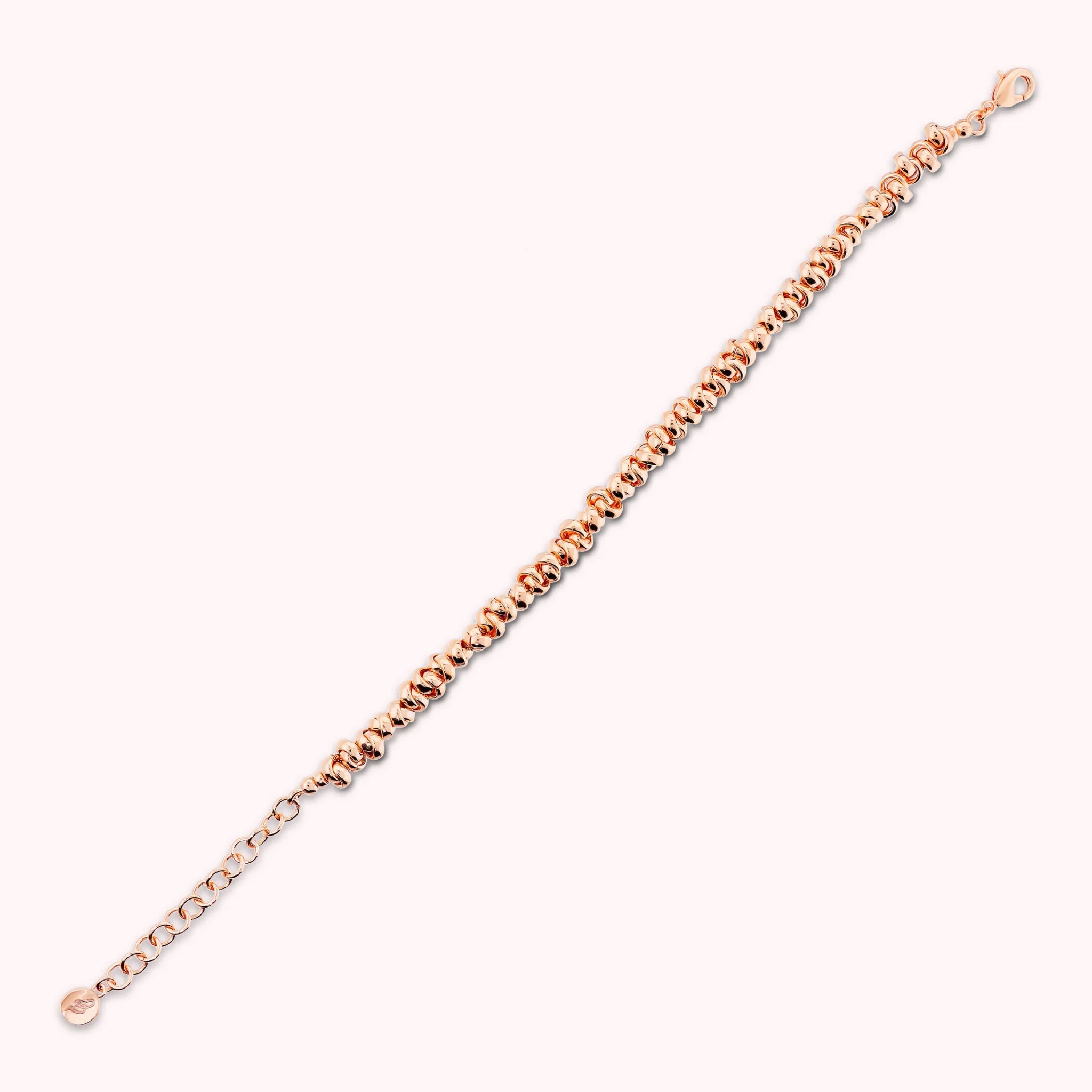 Armband mit glänzenden verflochtenen Ringen