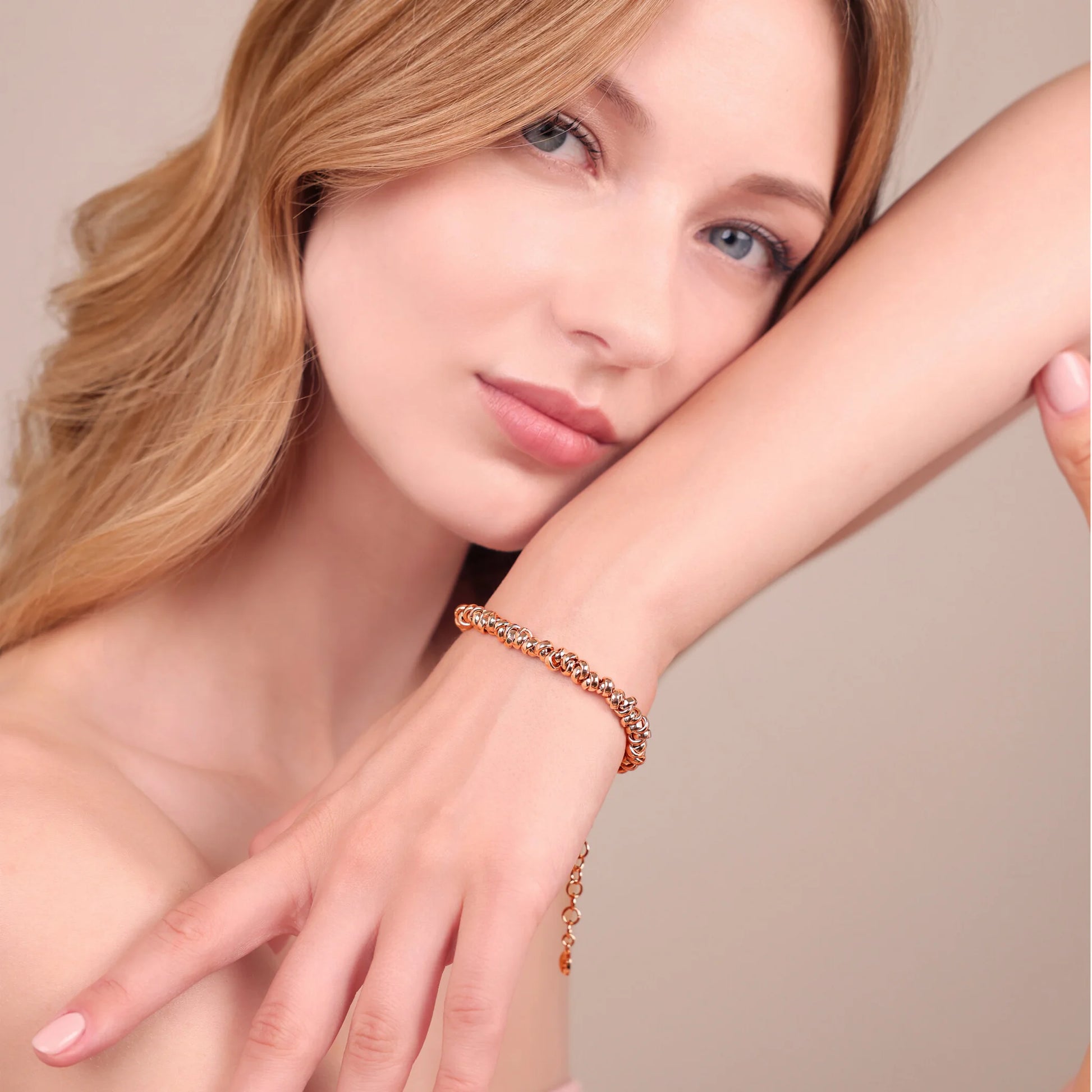 Armband mit glänzenden verflochtenen Ringen