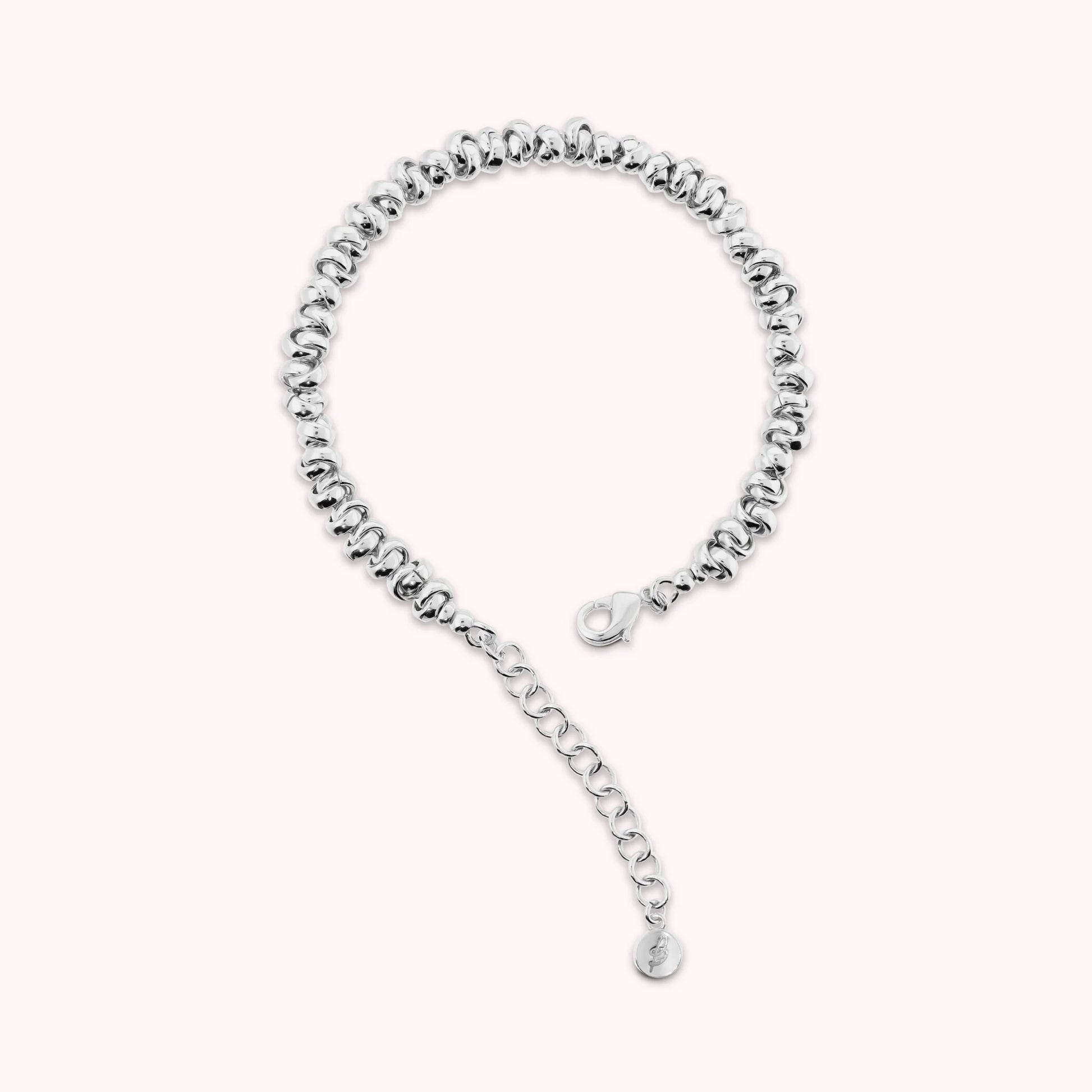 Armband mit glänzenden verflochtenen Ringen