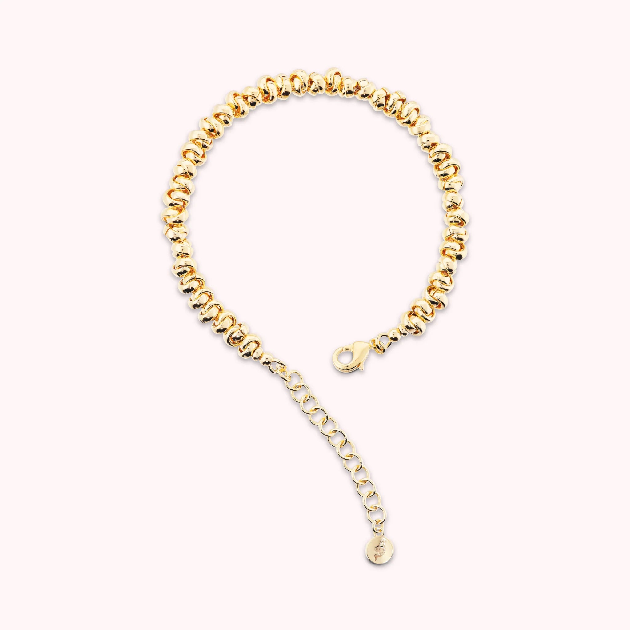 Armband mit glänzenden verflochtenen Ringen