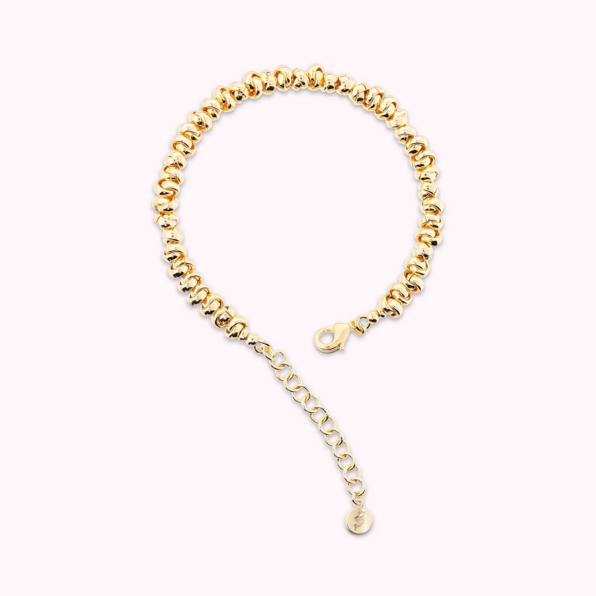Armband mit glänzenden verflochtenen Ringen