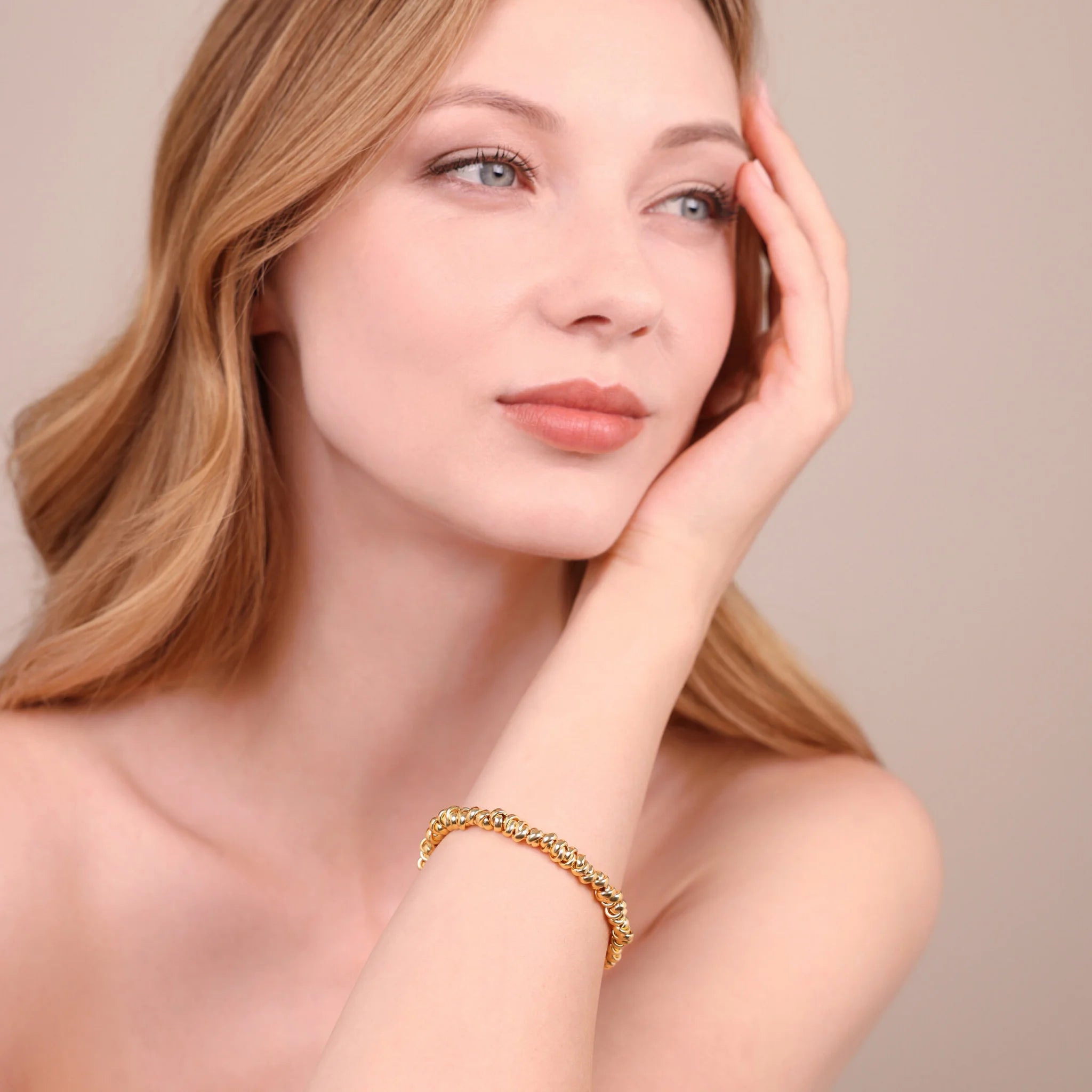 Armband mit glänzenden verflochtenen Ringen