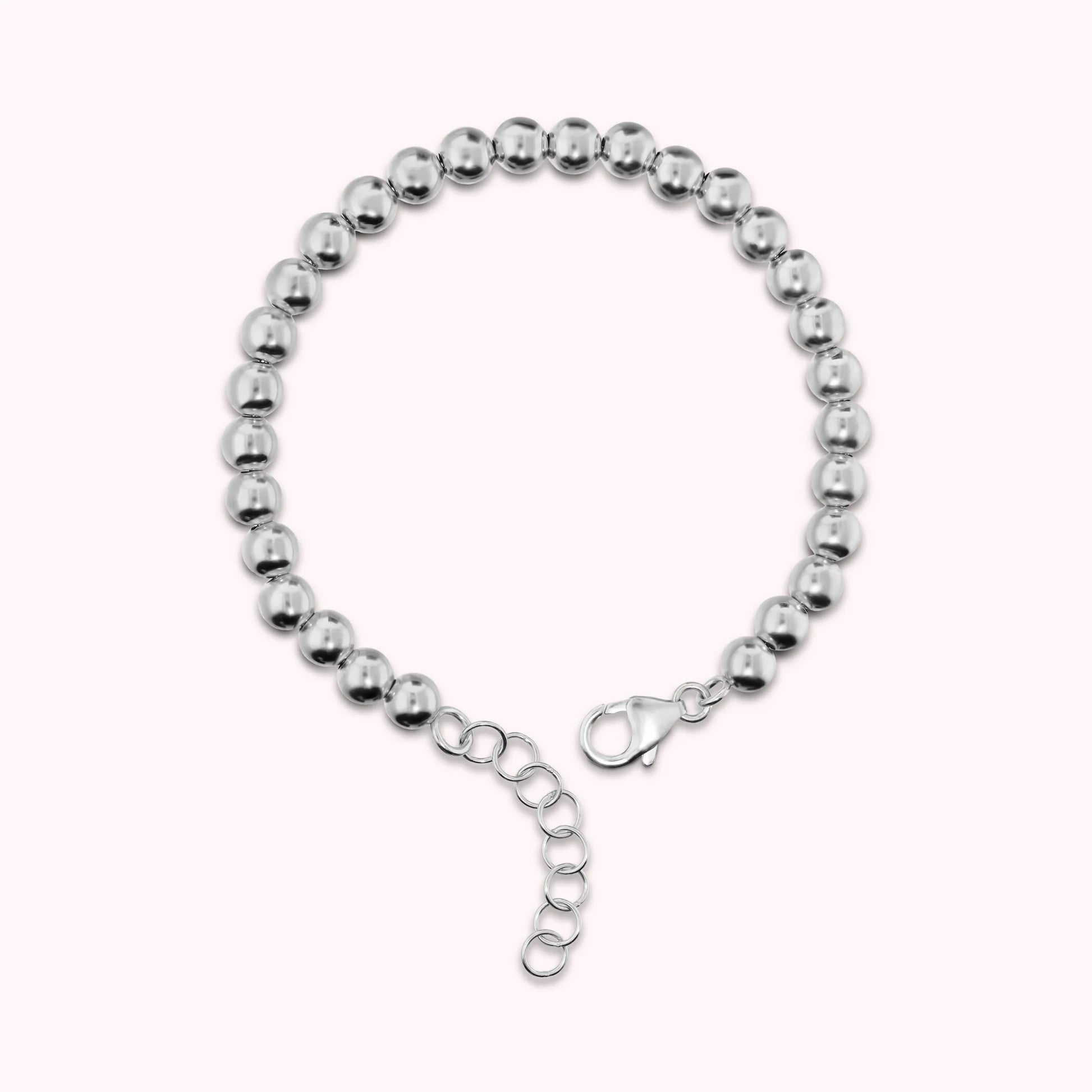 Armband aus glänzenden Perlen