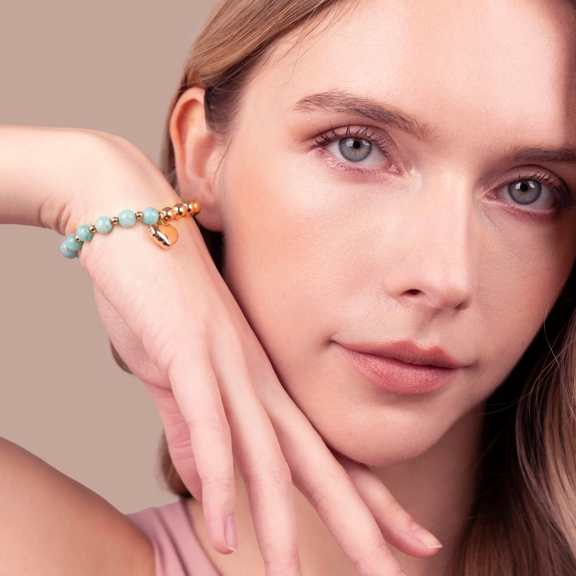 Bracciale Elastico con Bead Lucide Pietre Naturali e Ciondolo Cuore