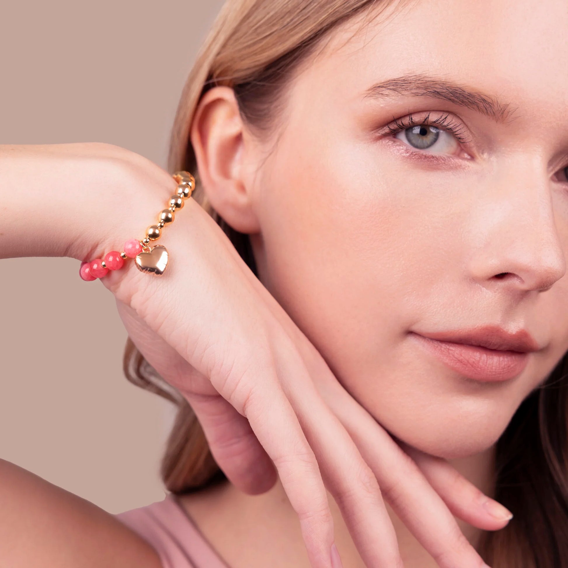 Bracciale Elastico con Bead Lucide Pietre Naturali e Ciondolo Cuore