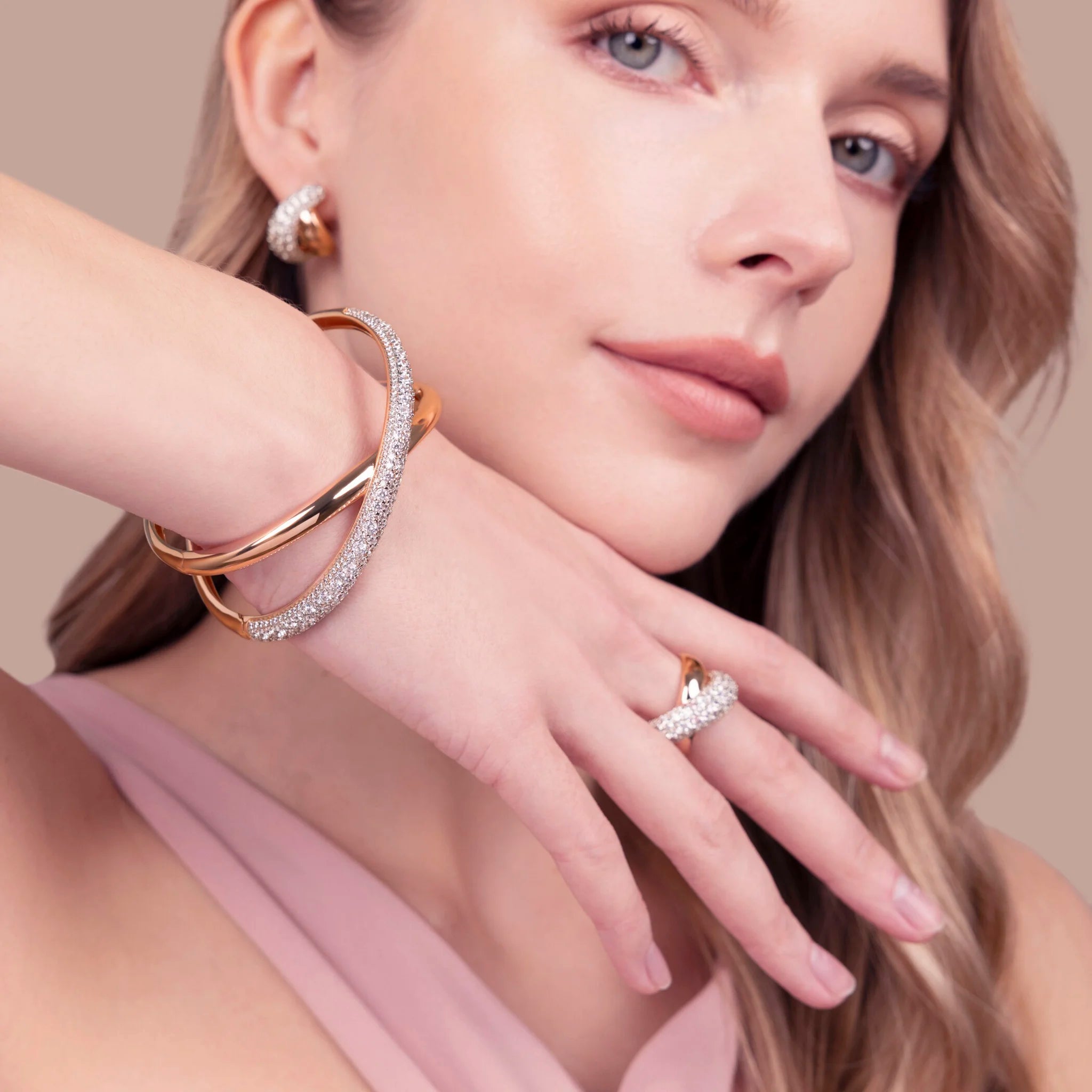 Bracelet Rigide Tressé en Pavé de Zirconium Cubique