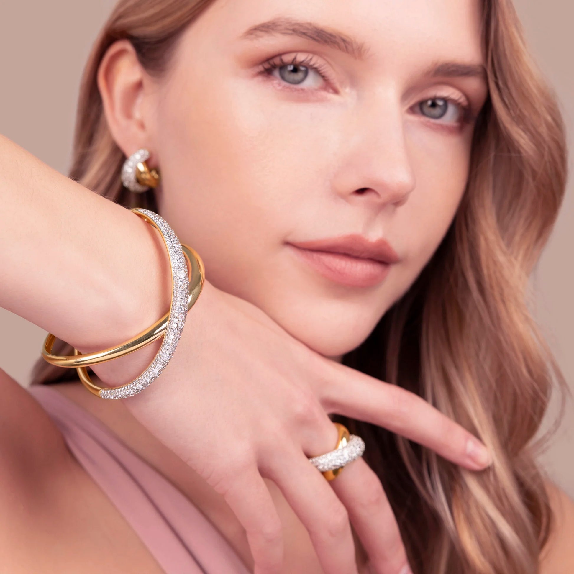 Bracciale Rigido a Intreccio in Pavé di Cubic Zirconia