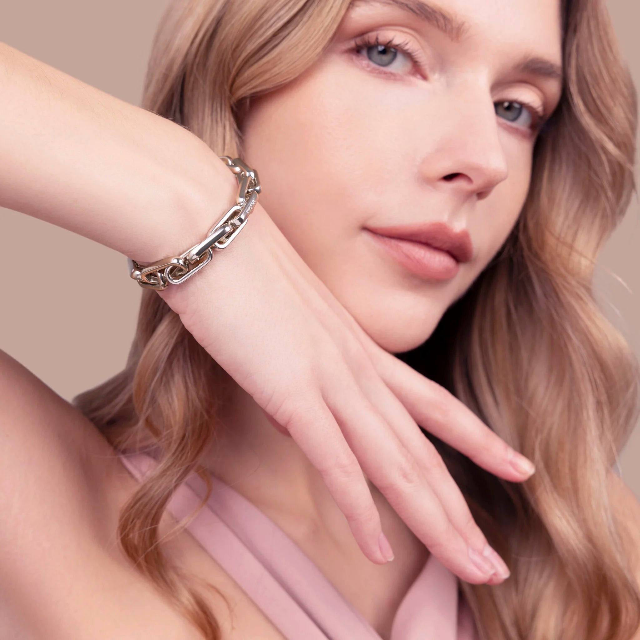 Elastic Bracelet with Elongated Links