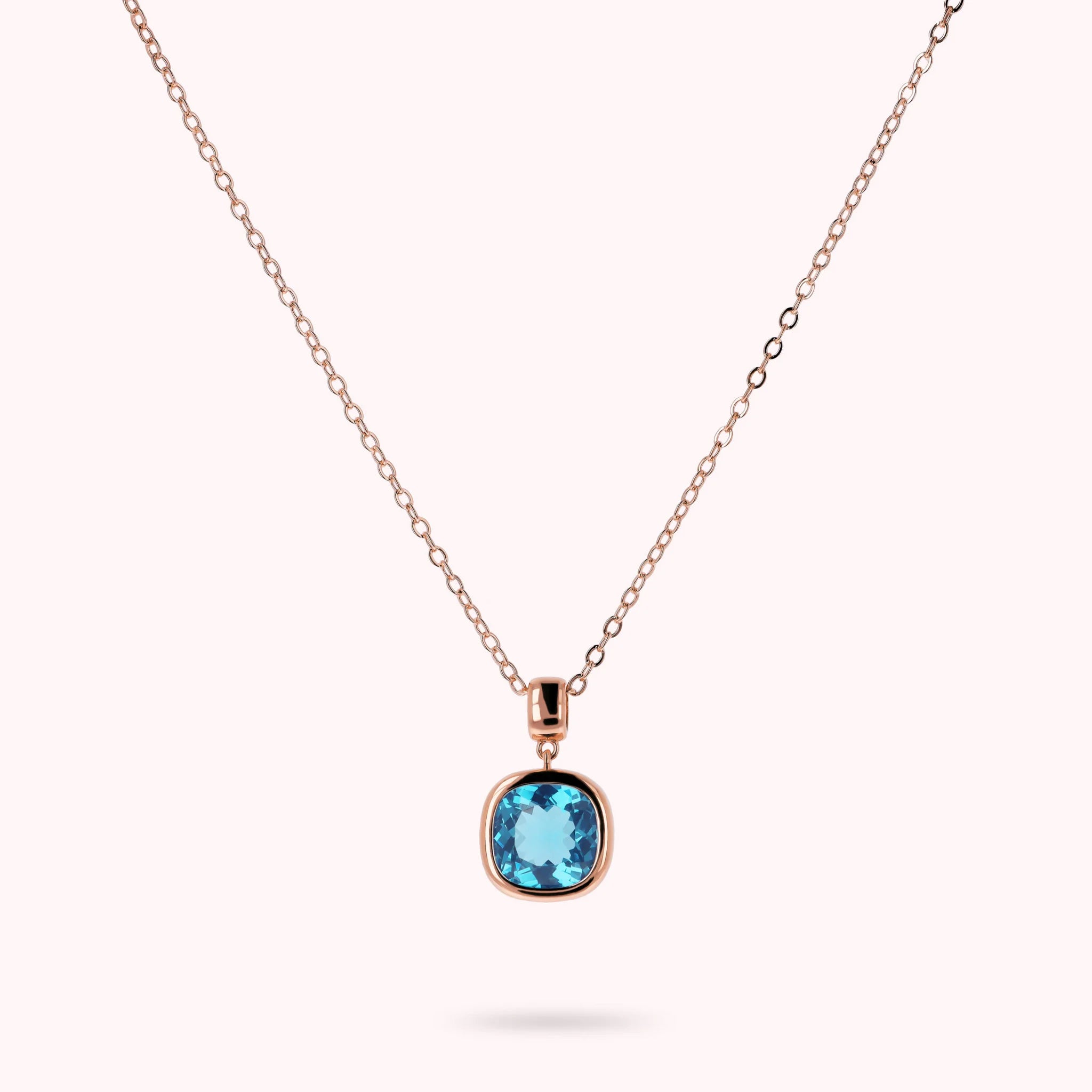 Collier avec Point de Lumière en Pierre Prisma Taille Coussin