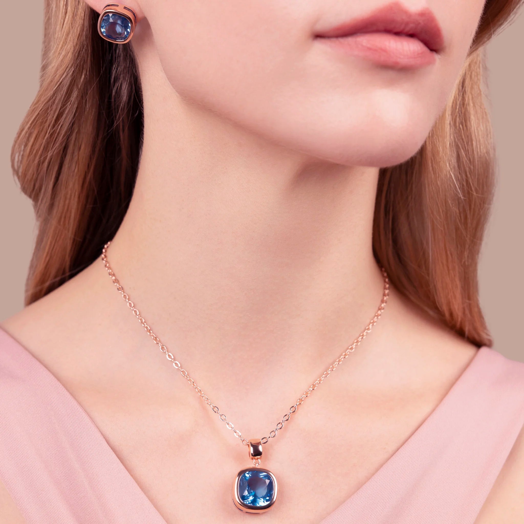 Collier avec Point de Lumière en Pierre Prisma Taille Coussin