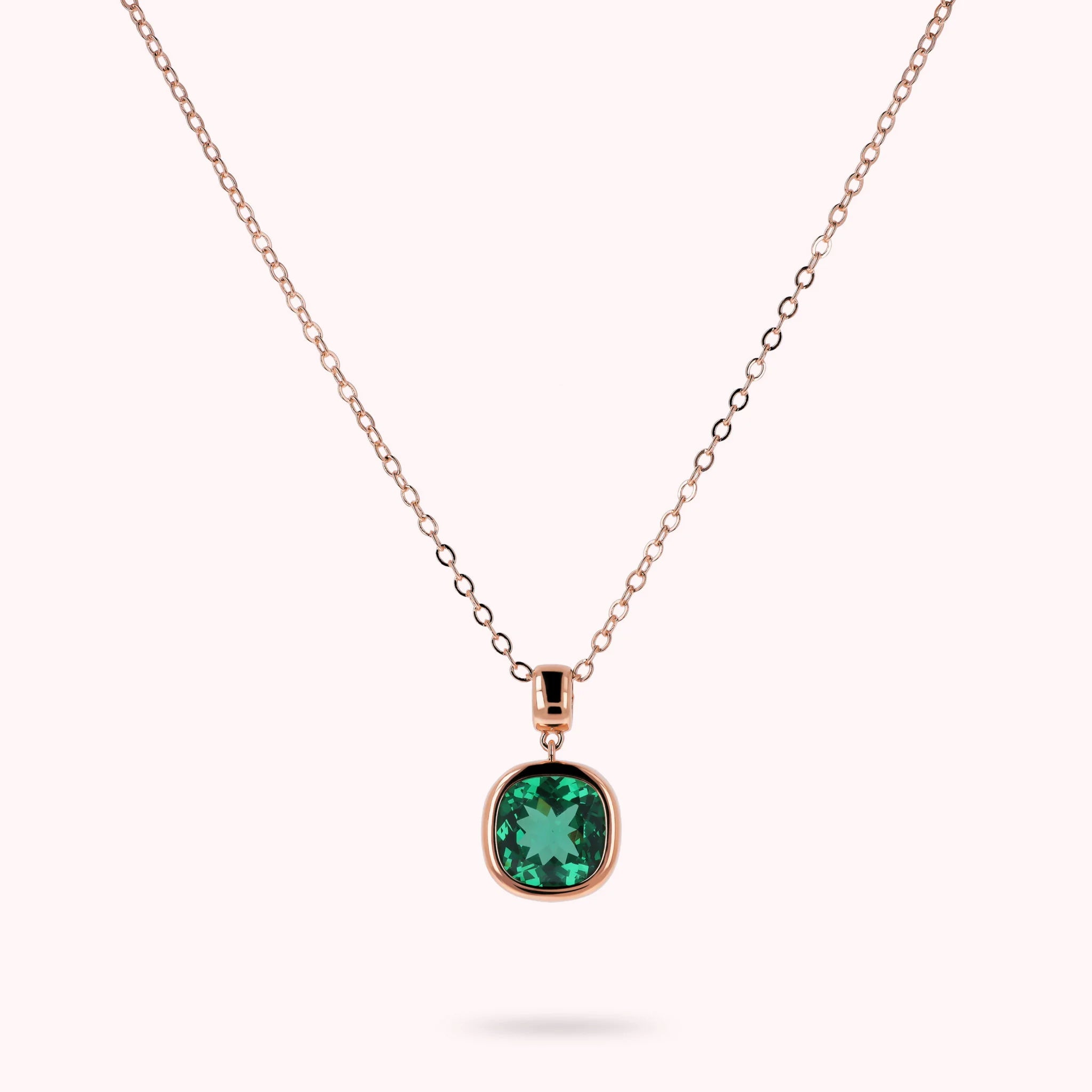 Collier avec Point de Lumière en Pierre Prisma Taille Coussin