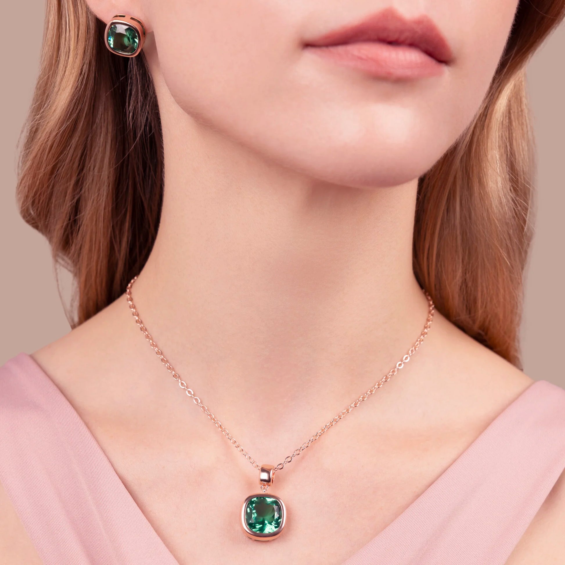 Collier avec point de lumière en Gemme Prisma taille Coussin