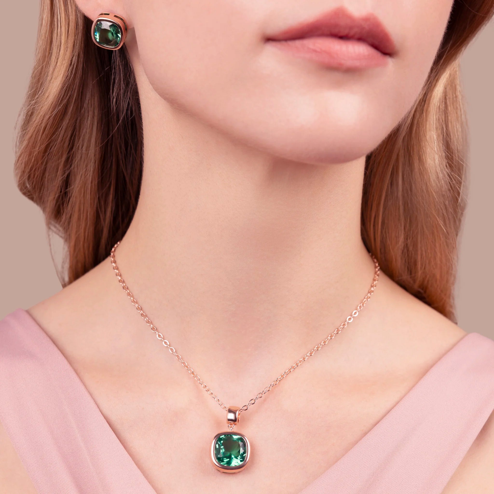 Collier avec Point de Lumière en Pierre Prisma Taille Coussin