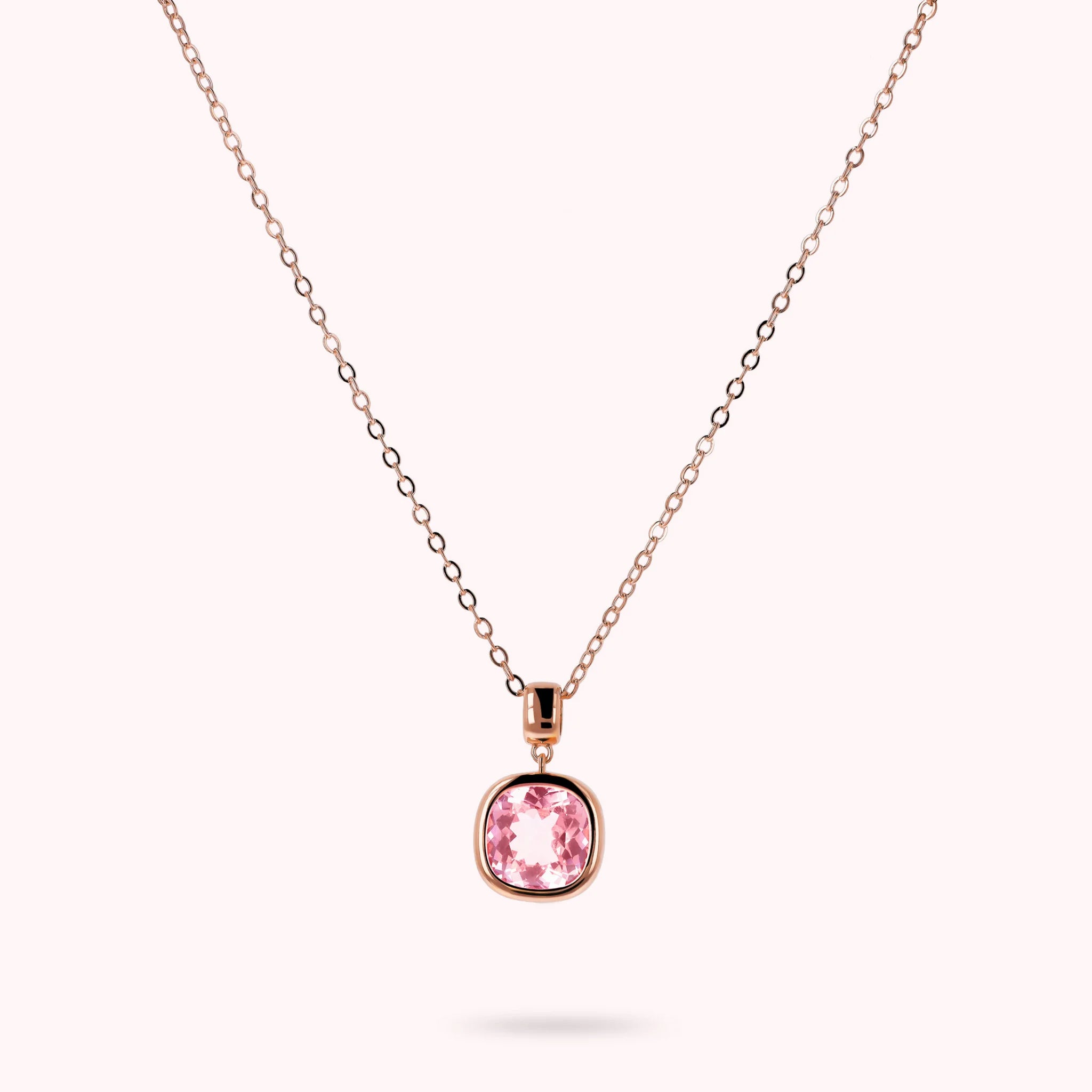 Collier avec Point de Lumière en Pierre Prisma Taille Coussin