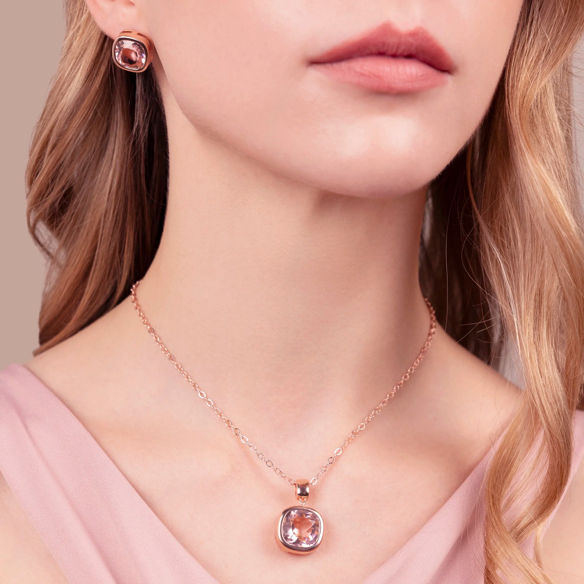 Collier avec point de lumière en Gemme Prisma taille Coussin