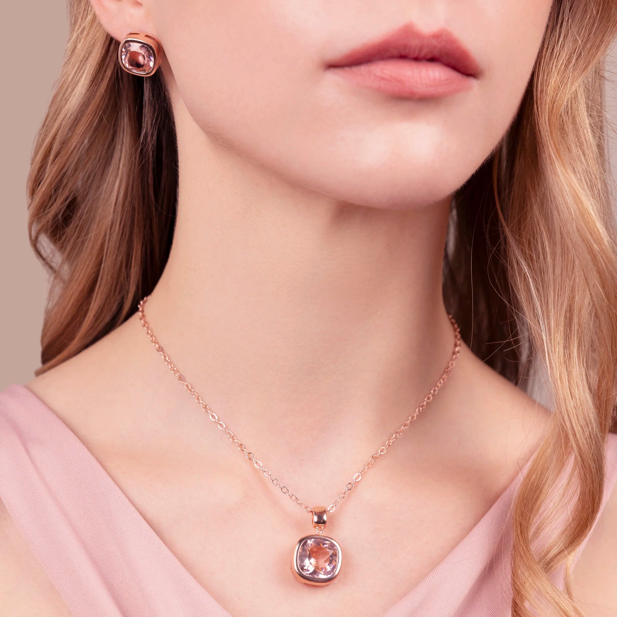 Collier avec Point de Lumière en Pierre Prisma Taille Coussin