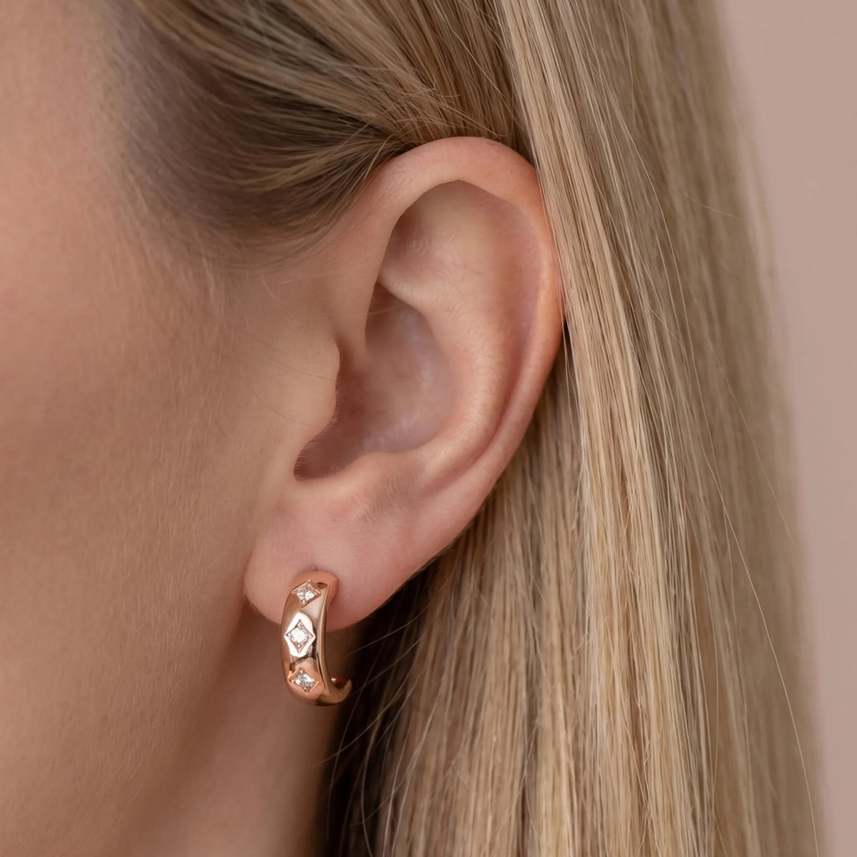 Étoile earrings with cubic zirconia points of light, plated with 18Kt gold