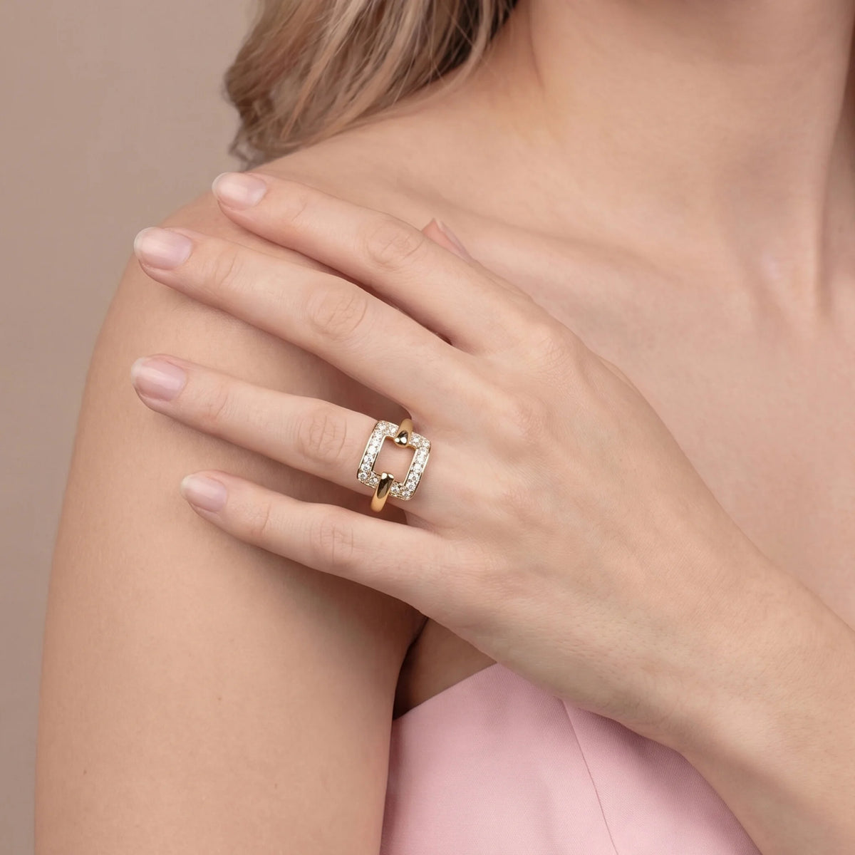 Cocktail ring with square cubic zirconia, plated with 18Kt gold