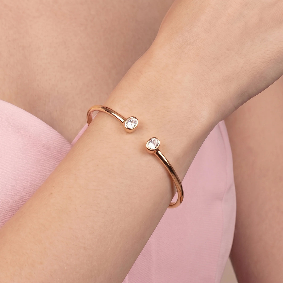 Hinged rigid bangle with double oval cubic zirconia, plated with 18Kt gold