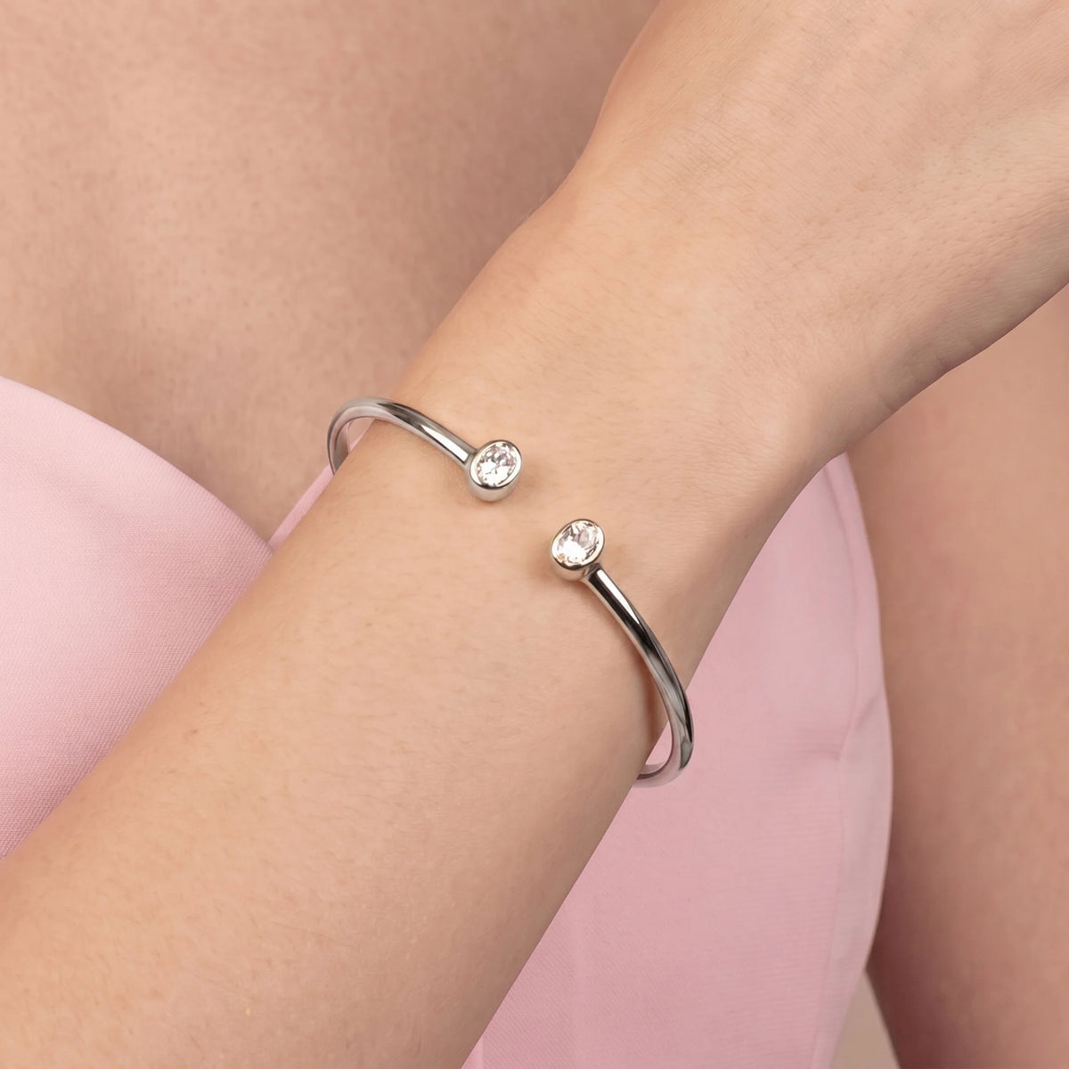 Hinged rigid bangle with double oval cubic zirconia, plated with 18Kt gold