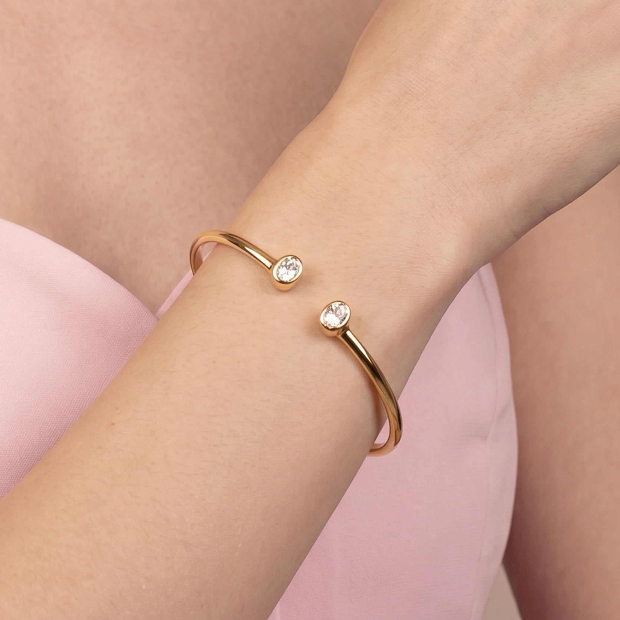 Hinged rigid bangle with double oval cubic zirconia, plated with 18Kt gold