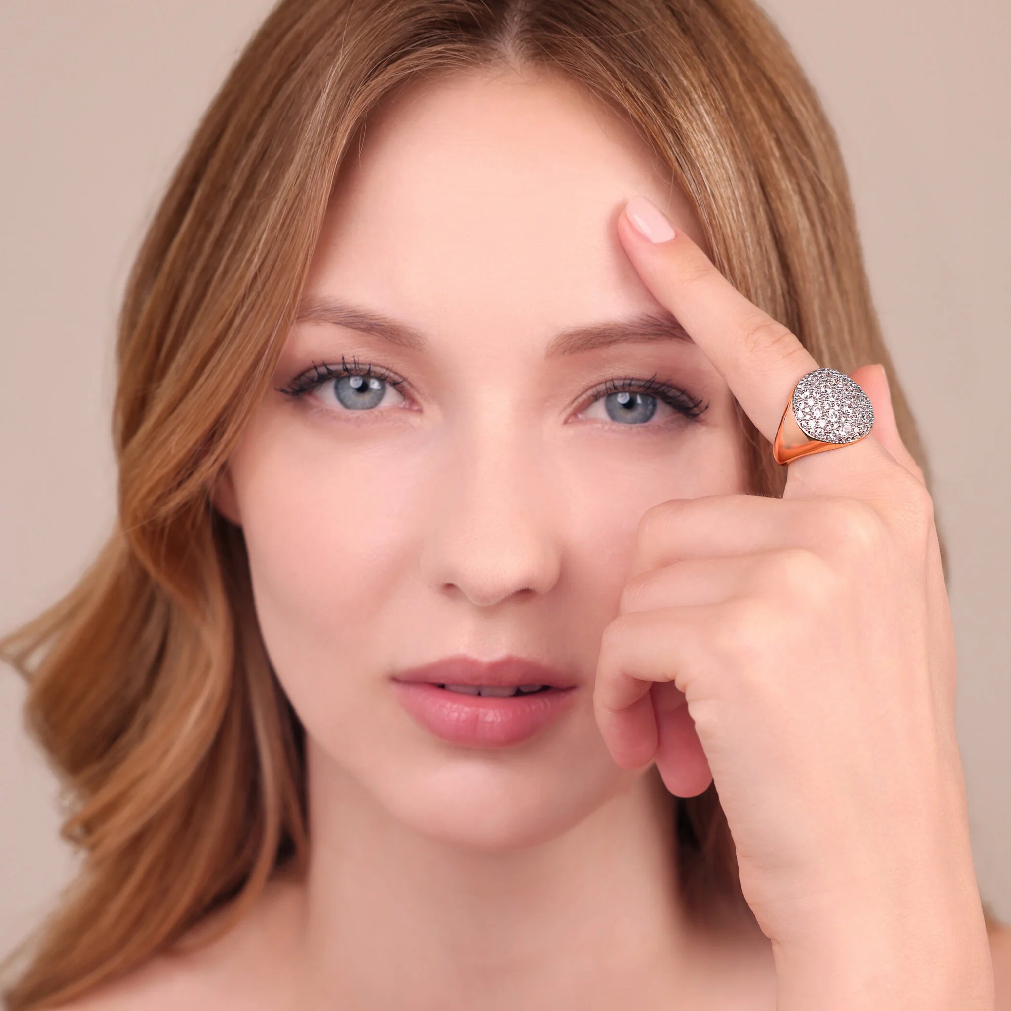 Bague chevalière avec pavé rond en zircon cubique