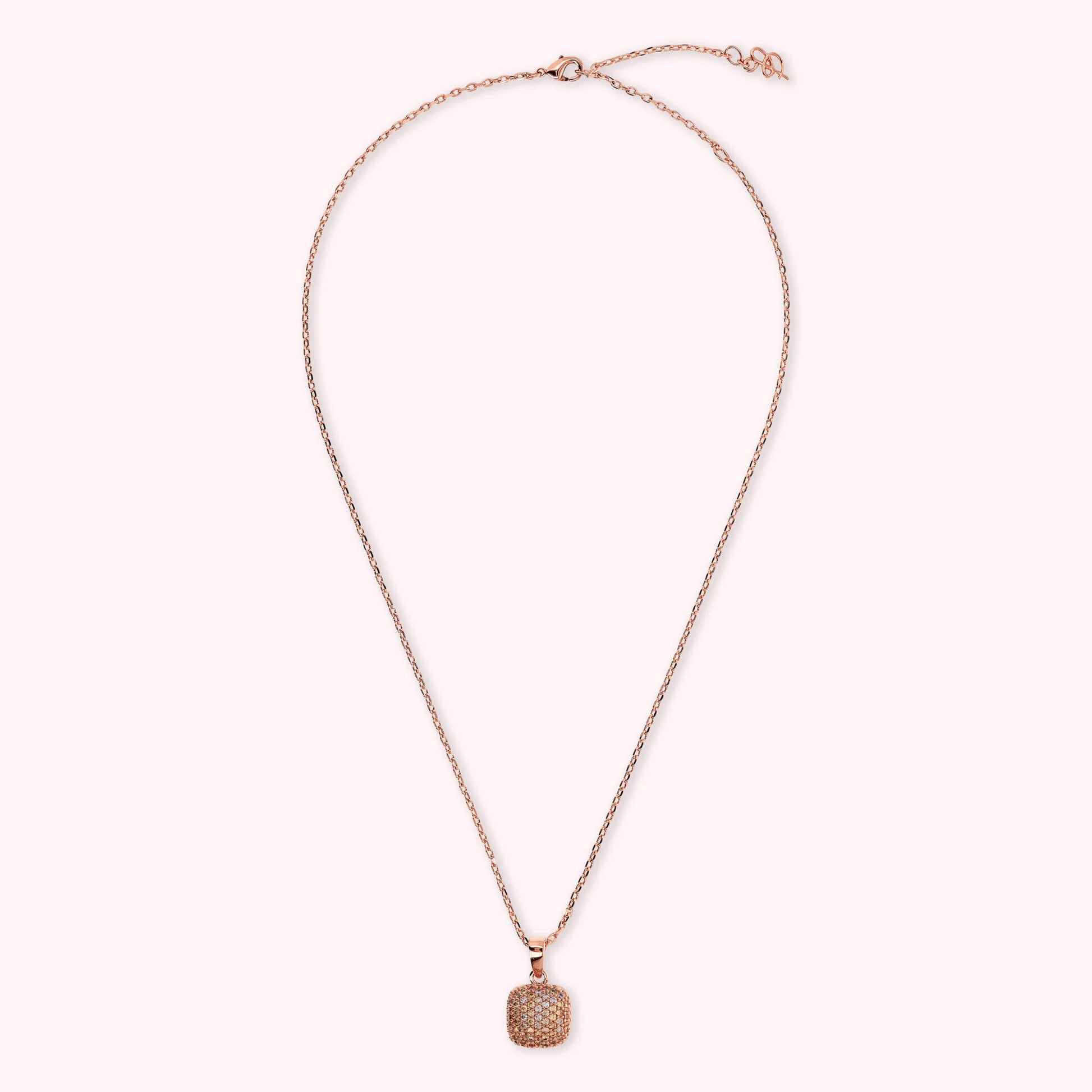 Collier chaîne rolo avec pendentif carré pavé en zircon cubique