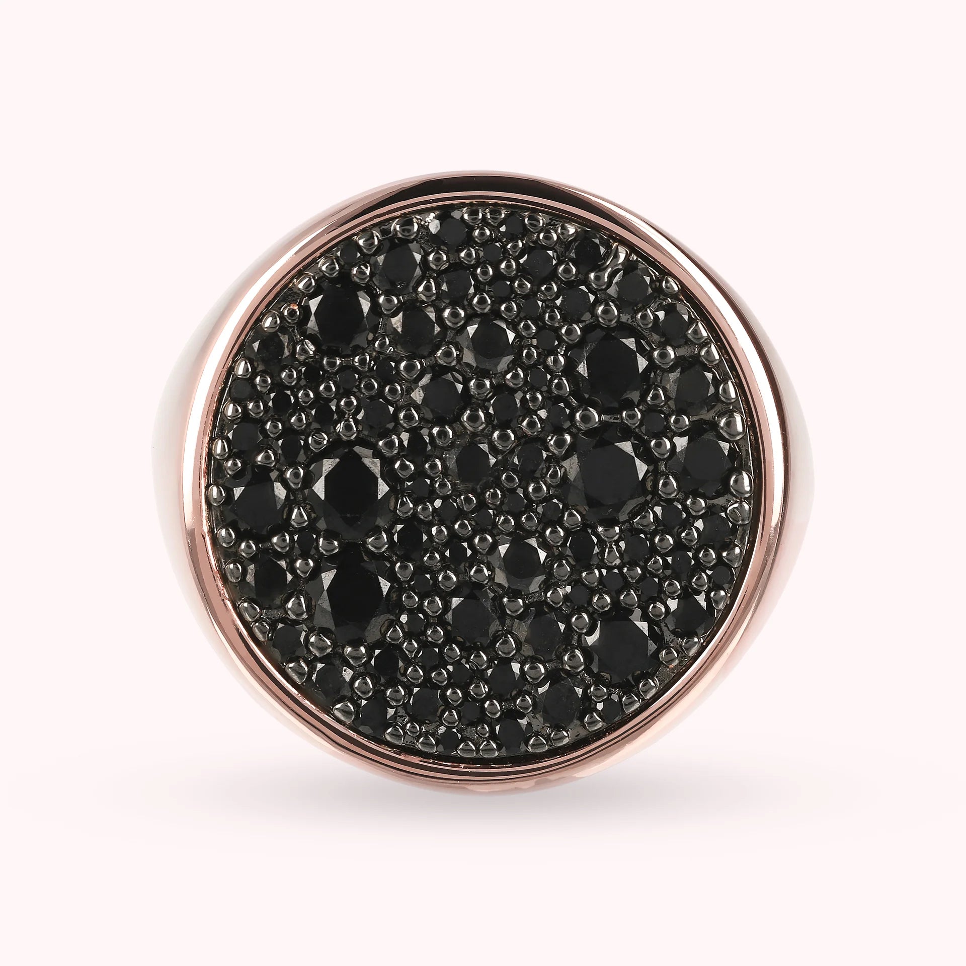 Grande bague chevalière avec pavé rond en spinelle noir ou zircon cubique