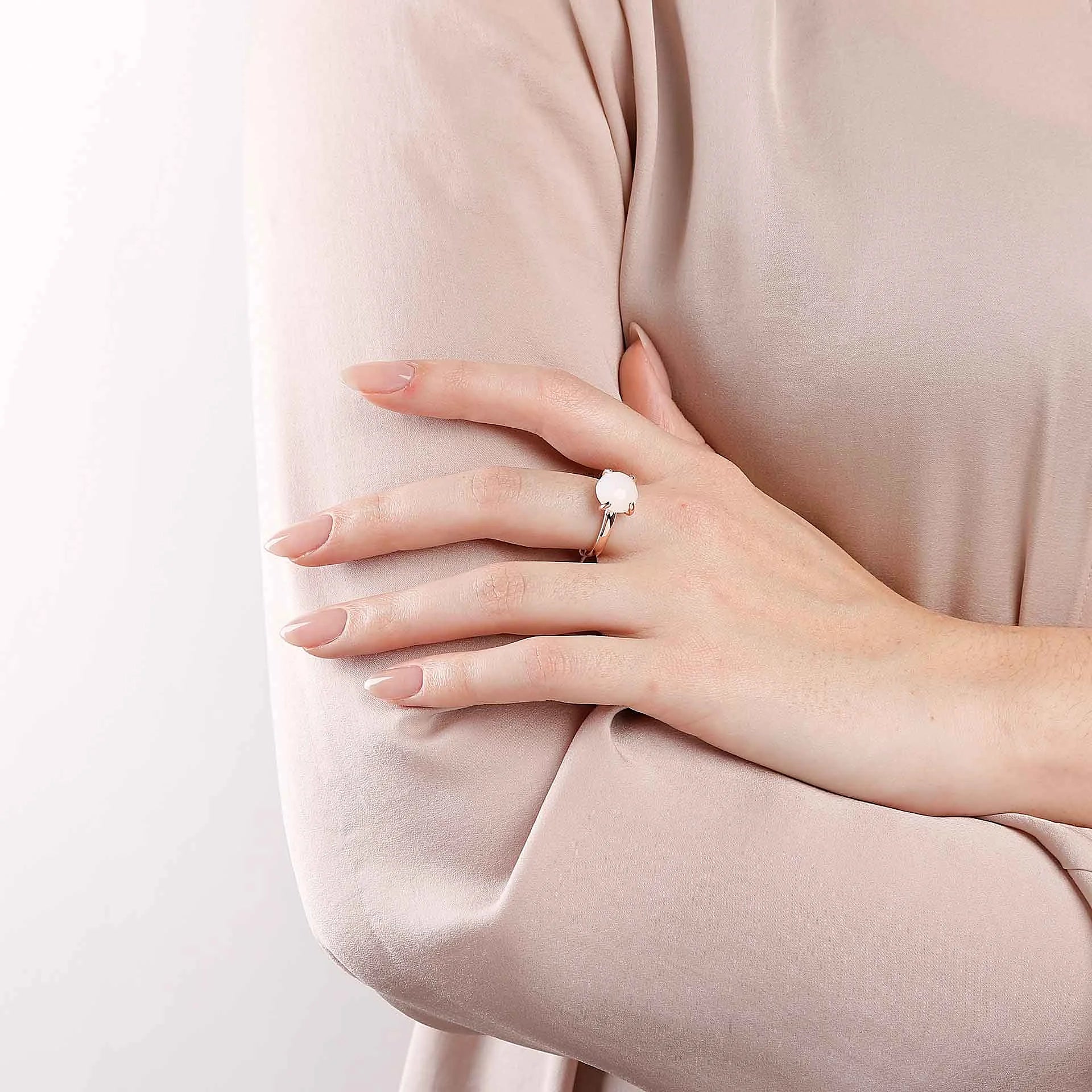 Medium solitaire ring with natural stone