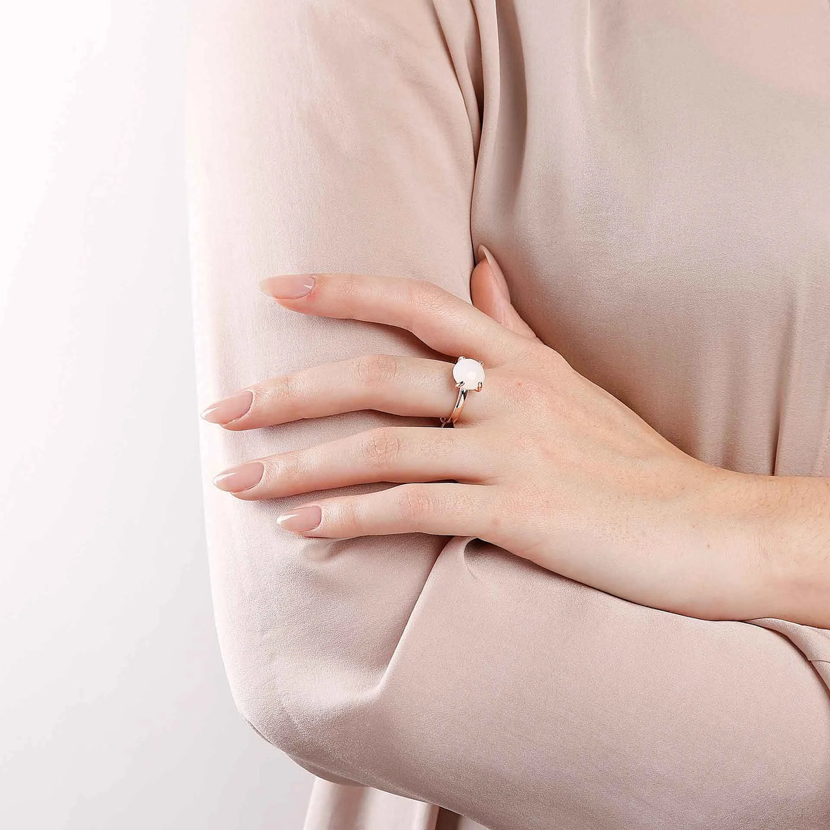 Medium solitaire ring with natural stone