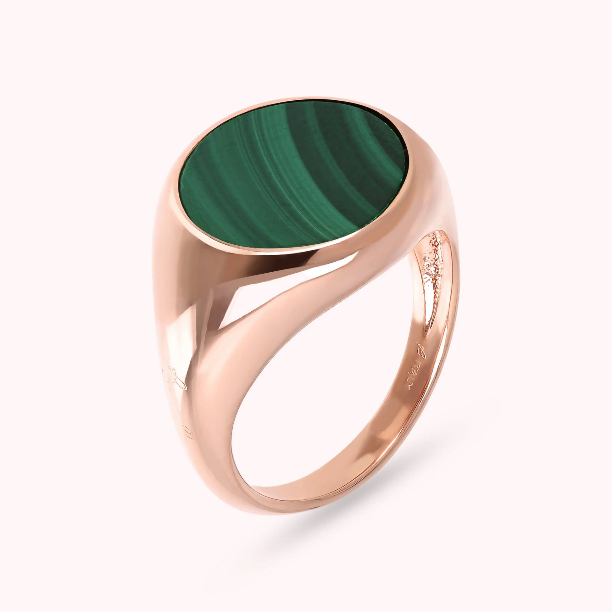 Petite bague chevalière avec pierre naturelle plate