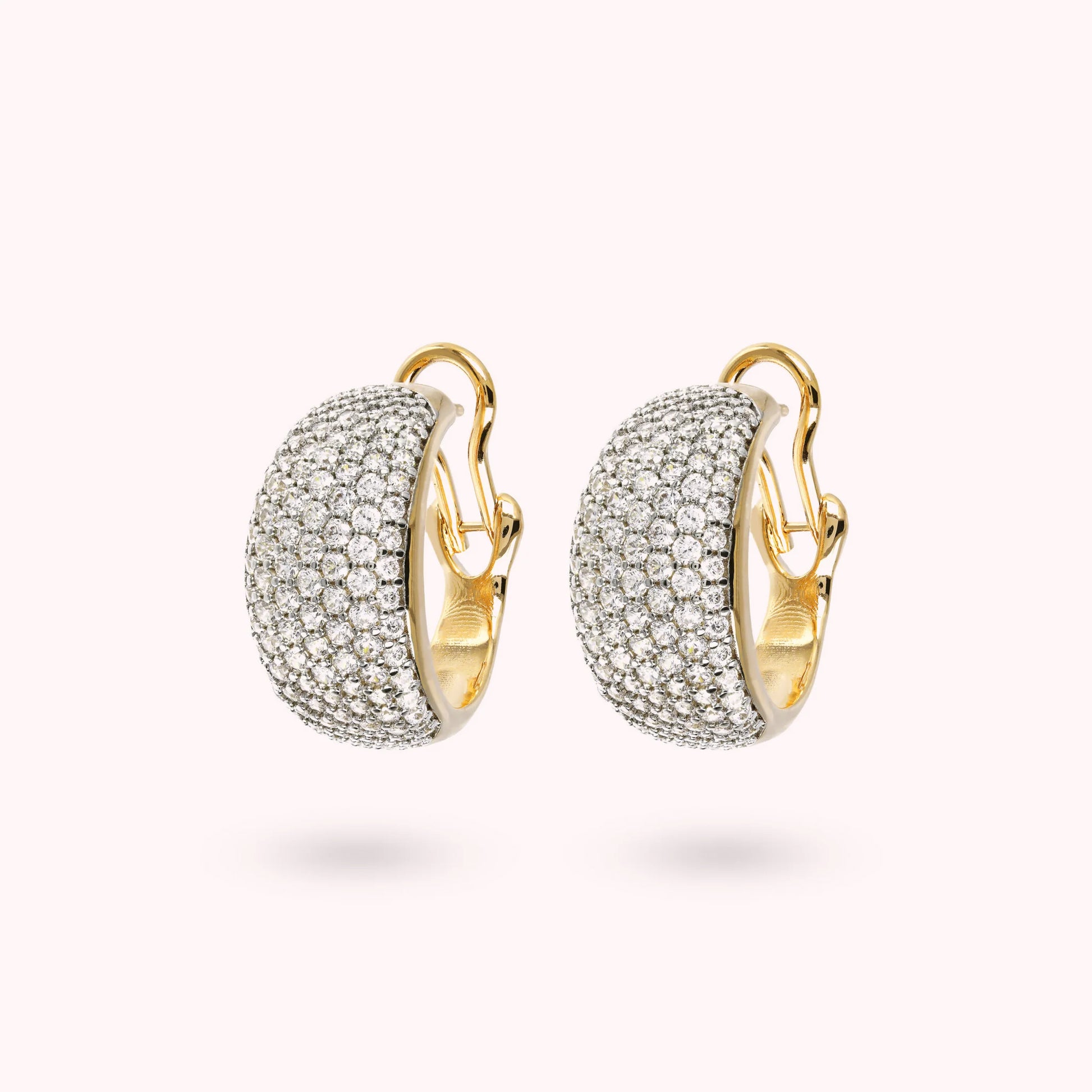 Gewölbte Creolen in Goldton mit Pavé aus Zirkonia