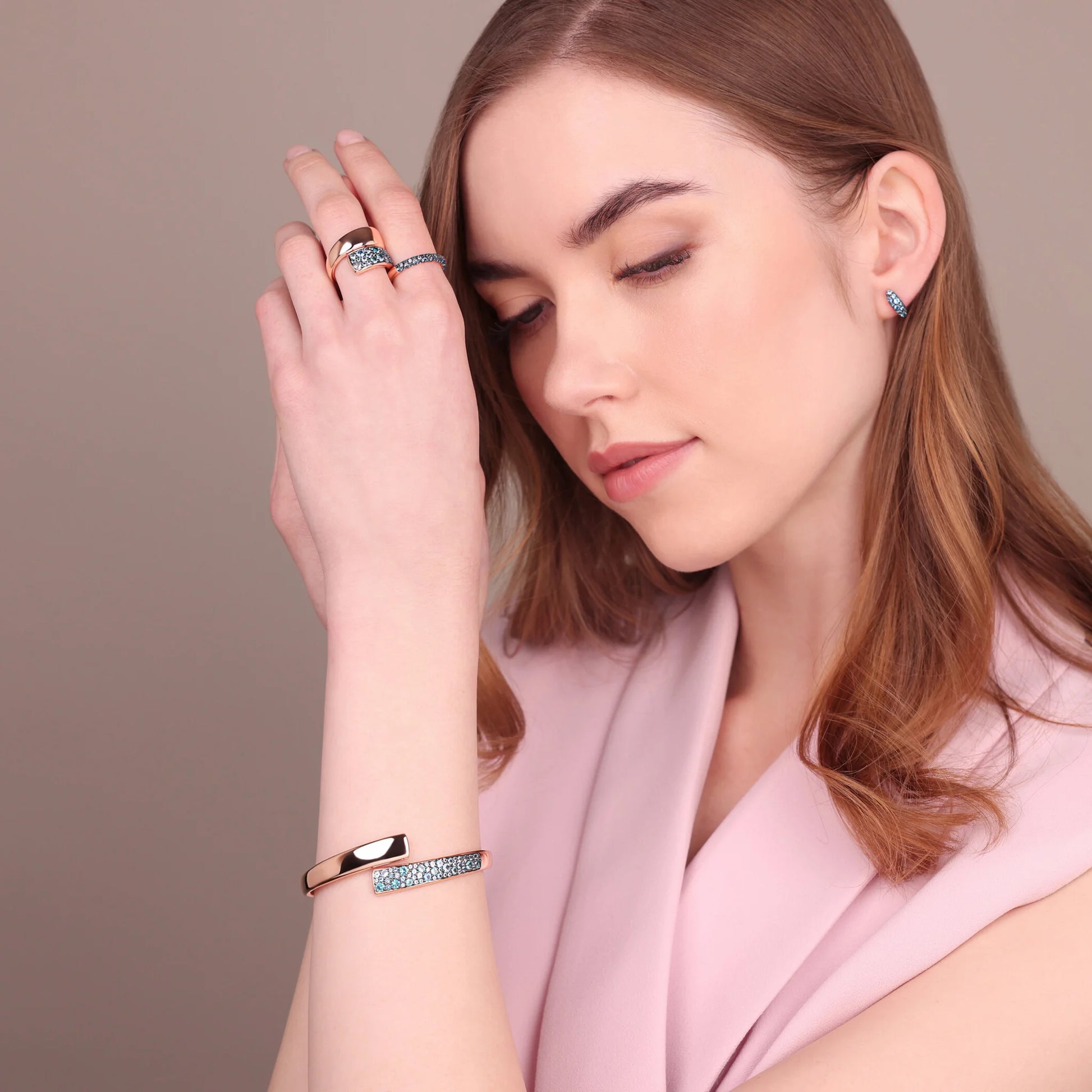 Bague contrarié avec pavé en zircon cubique