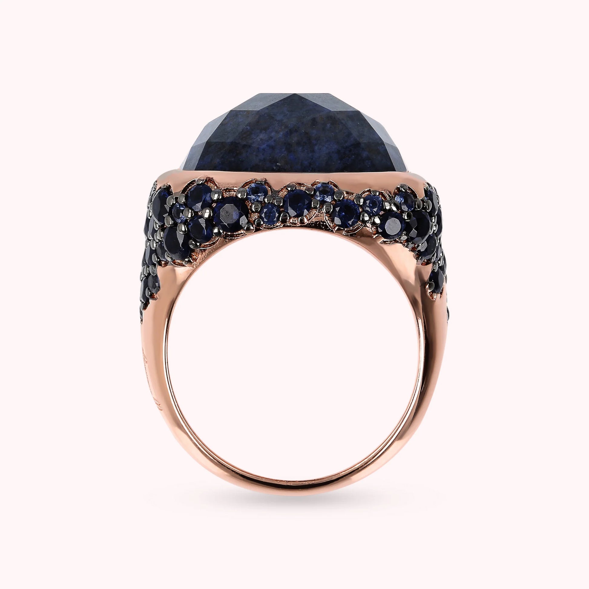 Anello Chevalier con Pietra Naturale Quadrata Sfaccettata e Pavé