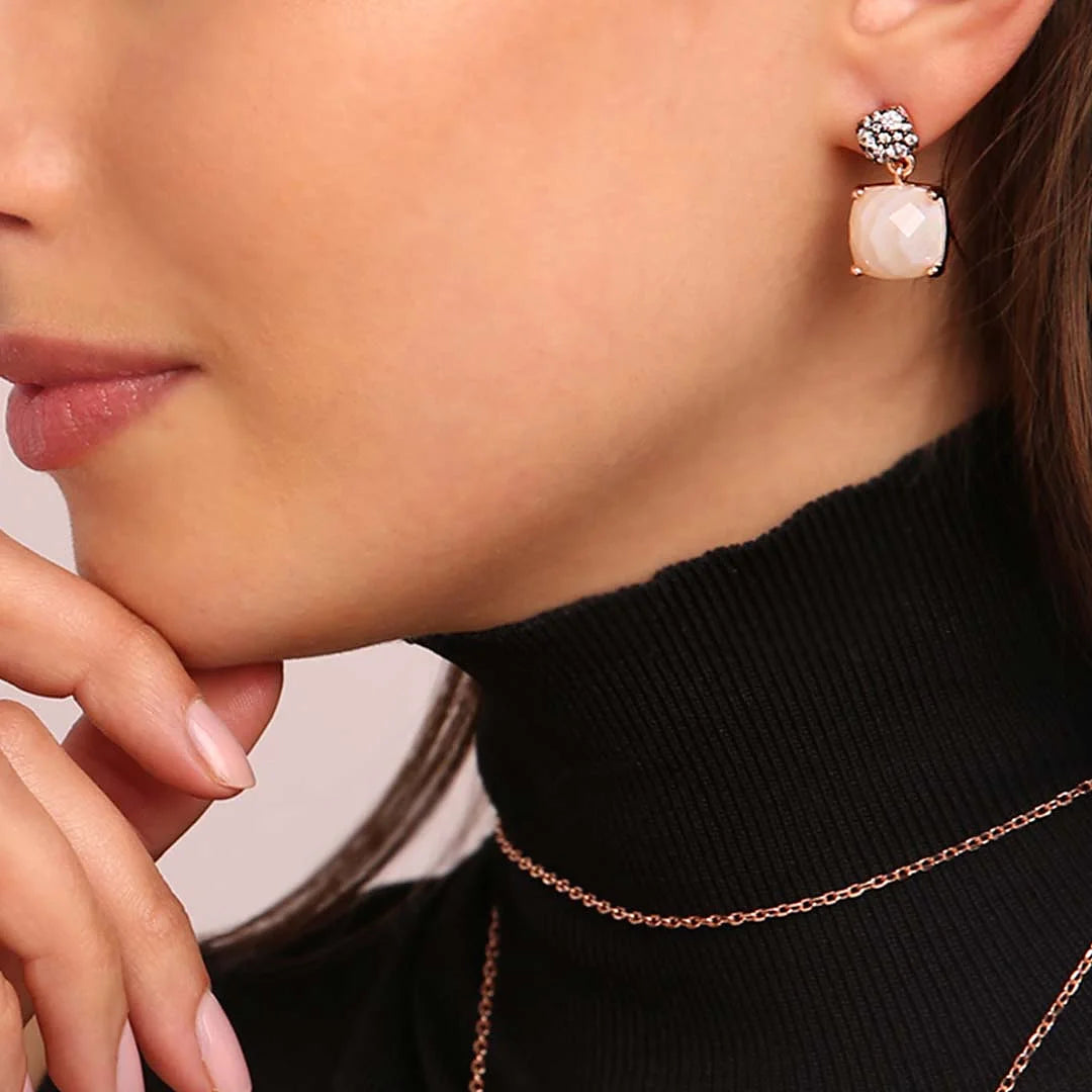 Hängende Ohrringe mit facettiertem, quadratischem Naturstein und Pavé