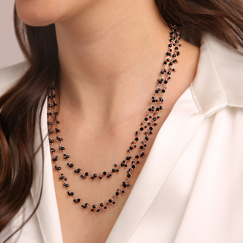 Halskette mit kleinen Anhängern aus schwarzem Spinell-Naturstein