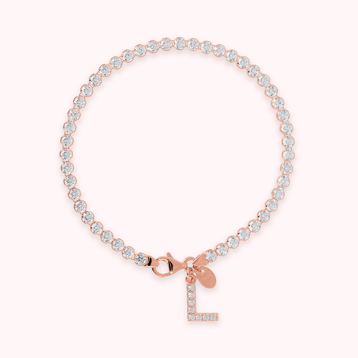 Tennisarmband mit kubischem Zirkonia und Pavé-Buchstabenanhänger