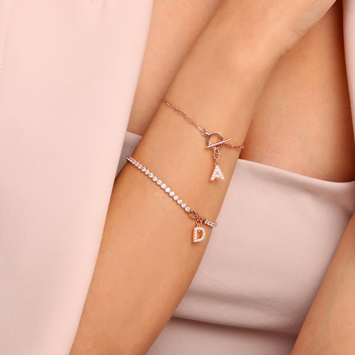 Tennisarmband mit kubischem Zirkonia und Pavé-Buchstabenanhänger