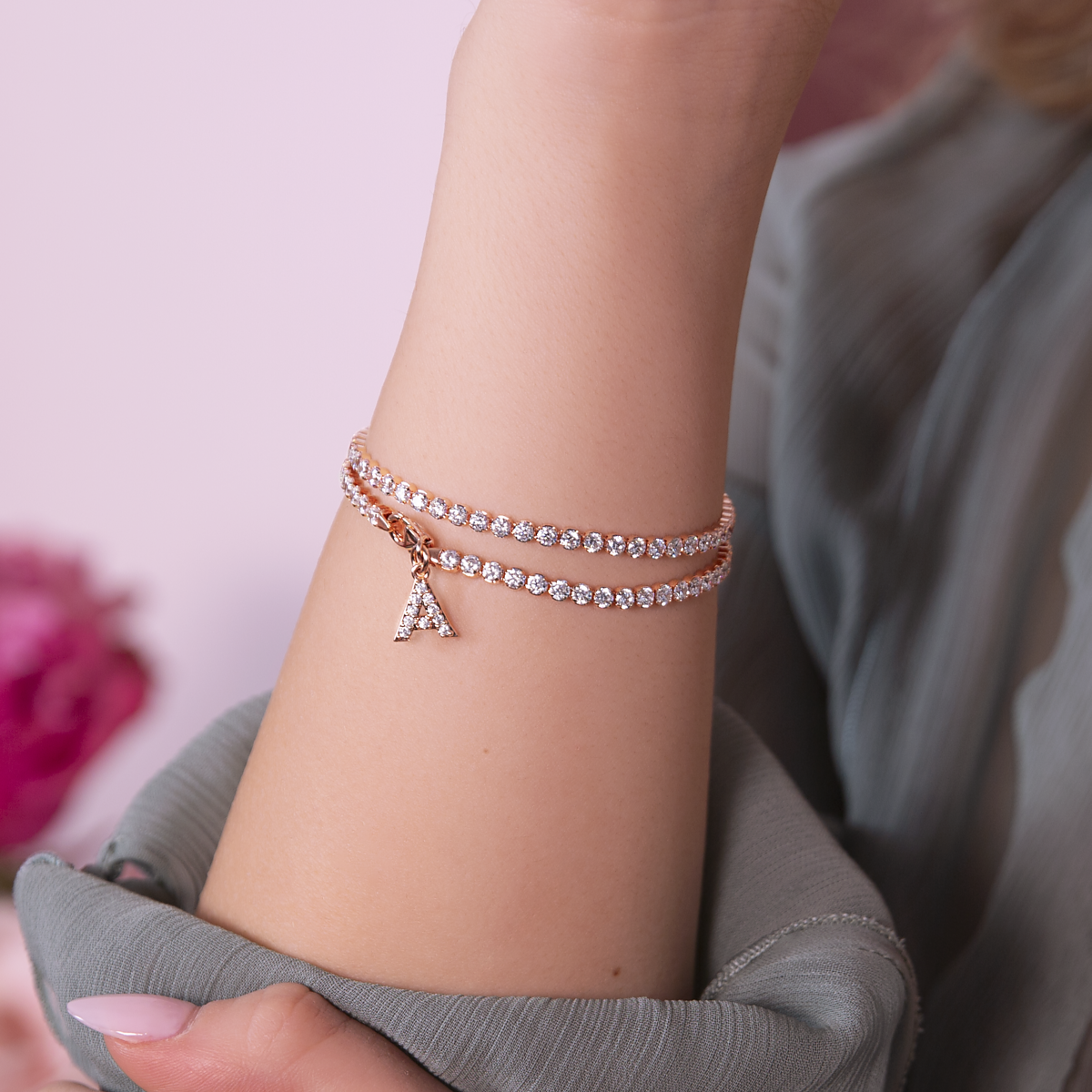 Tennisarmband mit kubischem Zirkonia und Pavé-Buchstabenanhänger