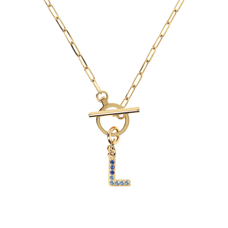 Goldene Halskette mit Buchstaben-Anhänger aus Zirkonia.